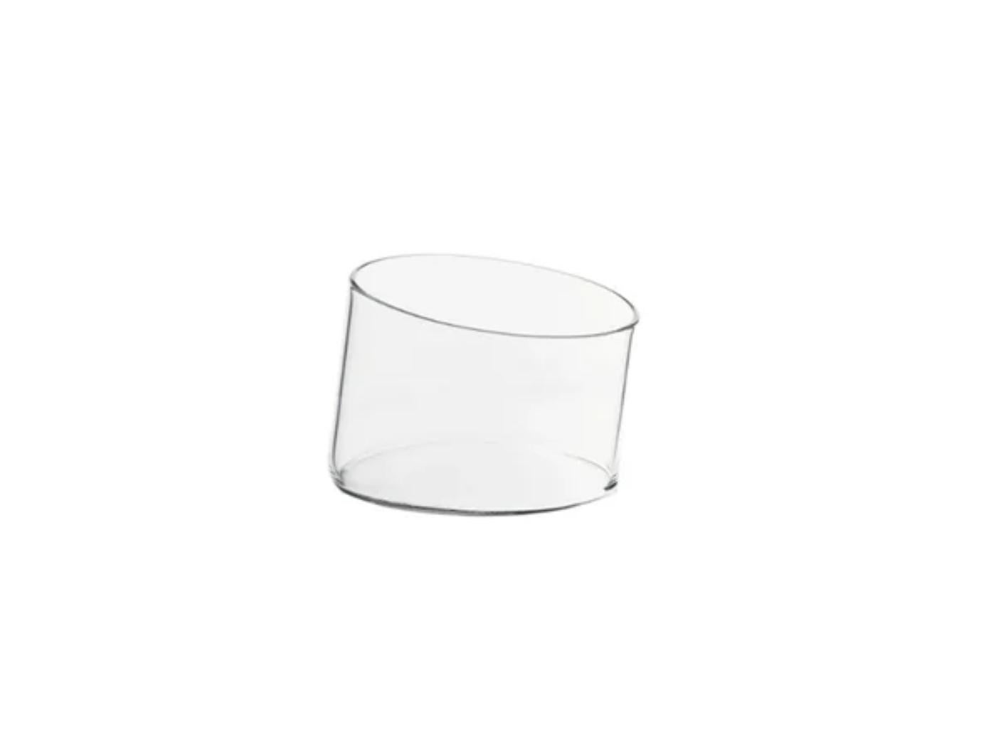 La collezione Bow di Vasi di Glas Italia, disegnata da Piero Lissoni e presentata al Salone del Mobile 2025, esplora la bellezza dell'imperfezione e del movimento congelato nel vetro.

Realizzati in cristallo borosilicato trasparente, i vasi della
