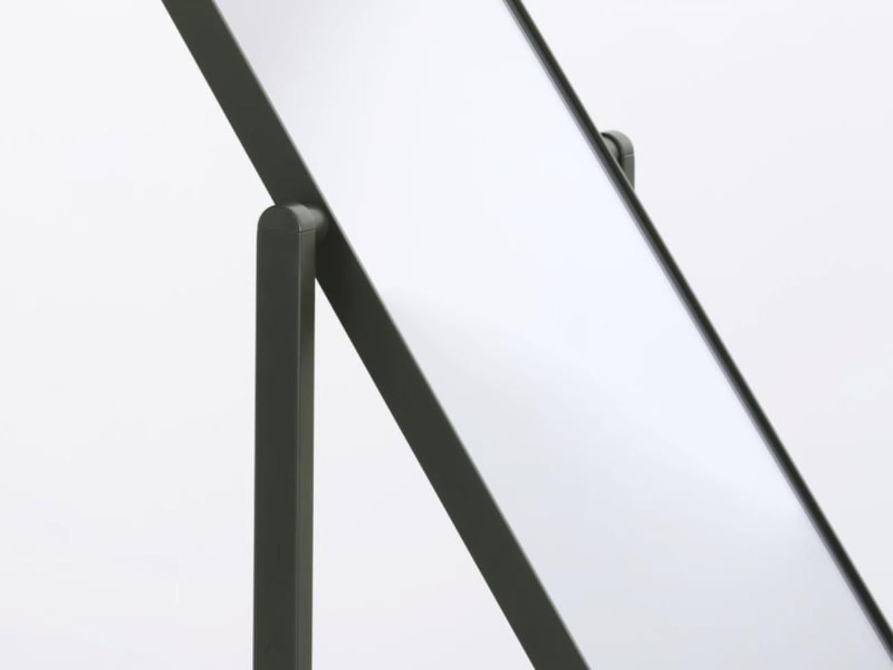 Specchio da terra inclinabile e regolabile su due lati, con struttura in acciaio laccato opaco RAL 6006 e base costituita da un blocco di cristallo fuso, argentato manualmente, che funge da contrappeso.

Non disponibile su misura.

*Attenzione, il