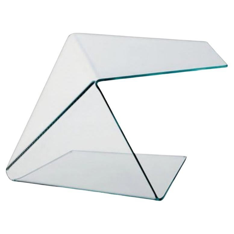 Tavolini in vetro trasparente extralight, disponibili in due diverse dimensioni. Una curvatura complessa e innovativa, caratterizzata da angoli e gradienti particolarmente audaci, conferisce grande dinamismo e plasticità ai tavoli bassi. Questo