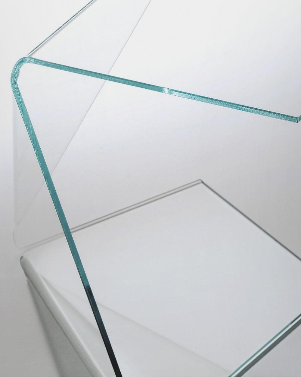 Tavolini in vetro trasparente extralight, disponibili in due diverse dimensioni. Una curvatura complessa e innovativa, caratterizzata da angoli e gradienti particolarmente audaci, conferisce grande dinamismo e plasticità ai tavoli bassi. Questo