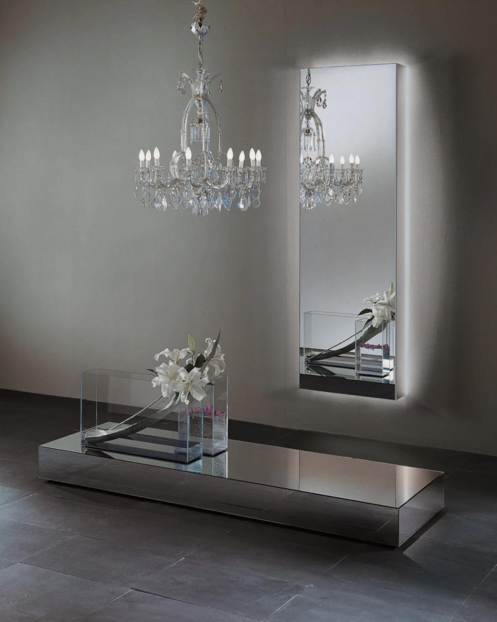 Low tables with wheels in a parallelepiped form and with monolithic figure, obtained by gluing 45° chamfered mirror slabs.

DIMENSIONS:
• Medium - L201  W67  H19 cm
• Small - L133  W72  H19 cm



   