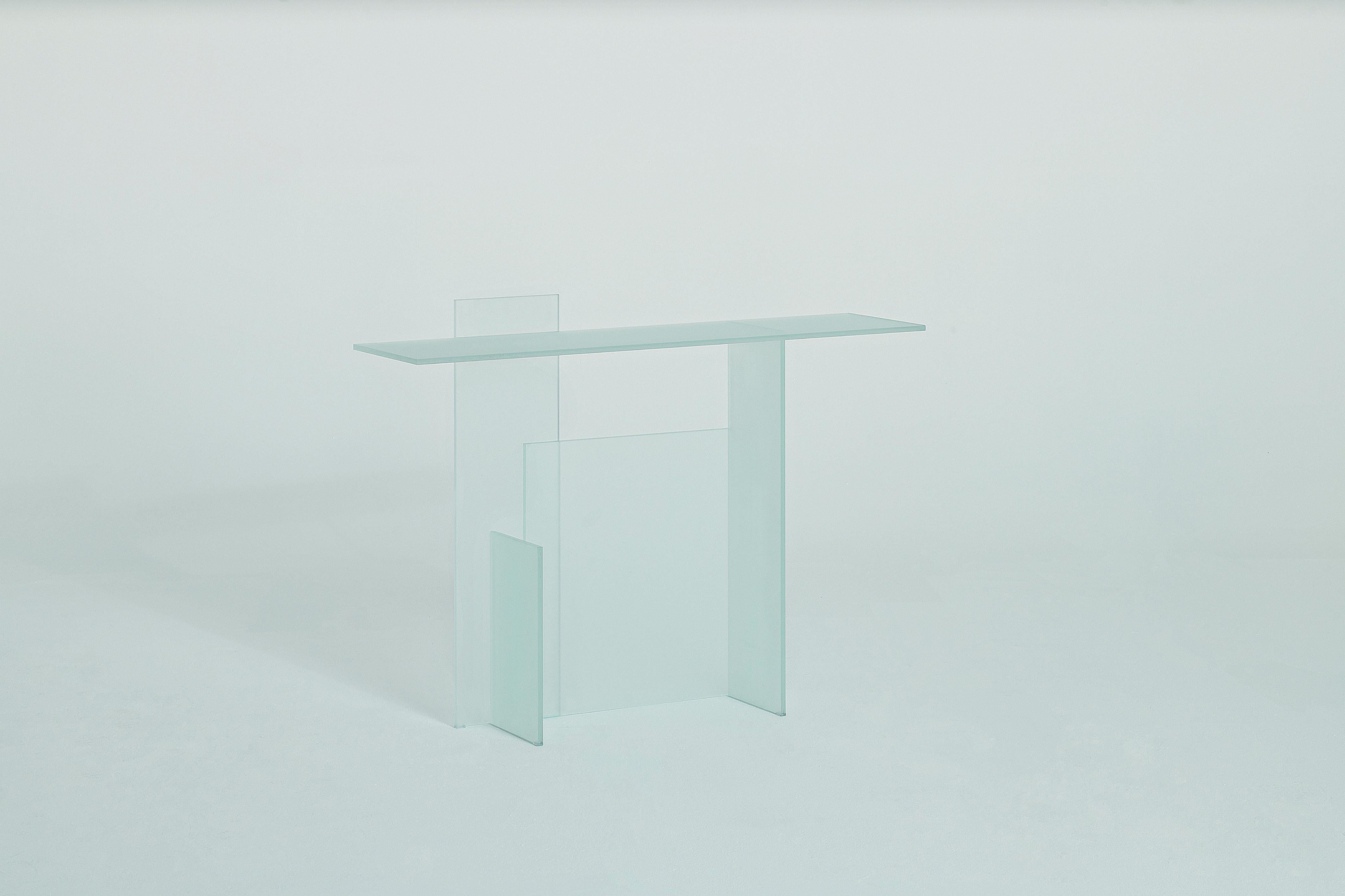 Collection'S, bestehend aus Regal, Konsole und niedrigem Tisch, 
komplett aus 10 mm starkem, beidseitig gehärtetem grünem Spezialmaterial 
säuregeätztem Glas oder aus 6+6 mm laminiertem, beidseitig säuregeätztem, extraleichtem Glas. Jeder Artikel
