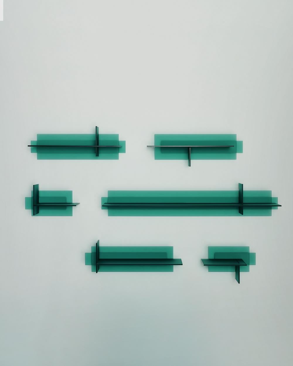 Collection'S, bestehend aus Regal, Konsole und niedrigem Tisch, 
komplett aus 10 mm starkem, beidseitig gehärtetem grünem Spezialmaterial 
säuregeätztem Glas oder aus 6+6 mm laminiertem, beidseitig säuregeätztem, extraleichtem Glas. Jeder Artikel