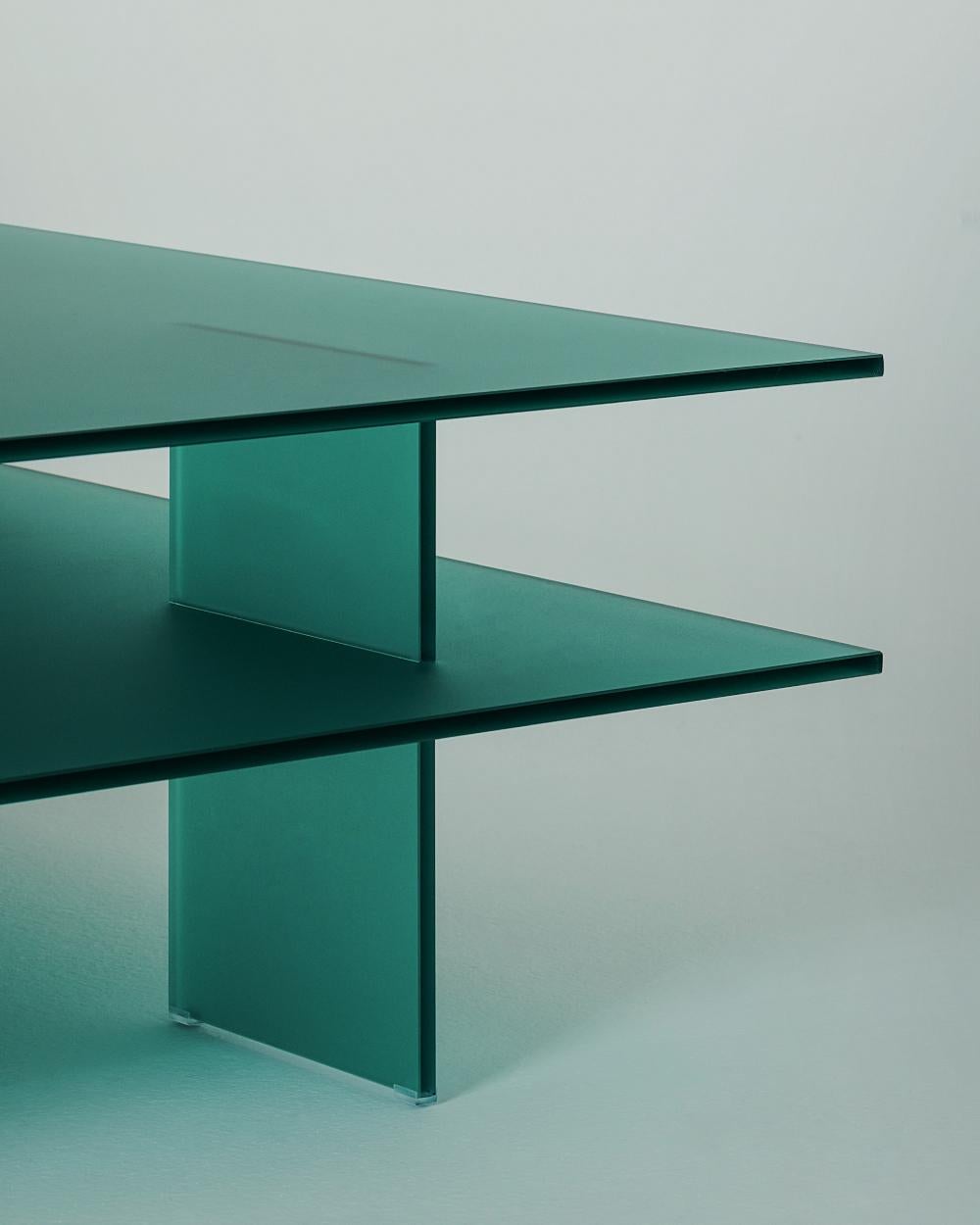 Collection'S, bestehend aus Regal, Konsole und niedrigem Tisch, 
komplett aus 10 mm starkem, beidseitig gehärtetem grünem Spezialmaterial 
säuregeätztem Glas oder aus 6+6 mm laminiertem, beidseitig säuregeätztem, extraleichtem Glas. Jeder Artikel