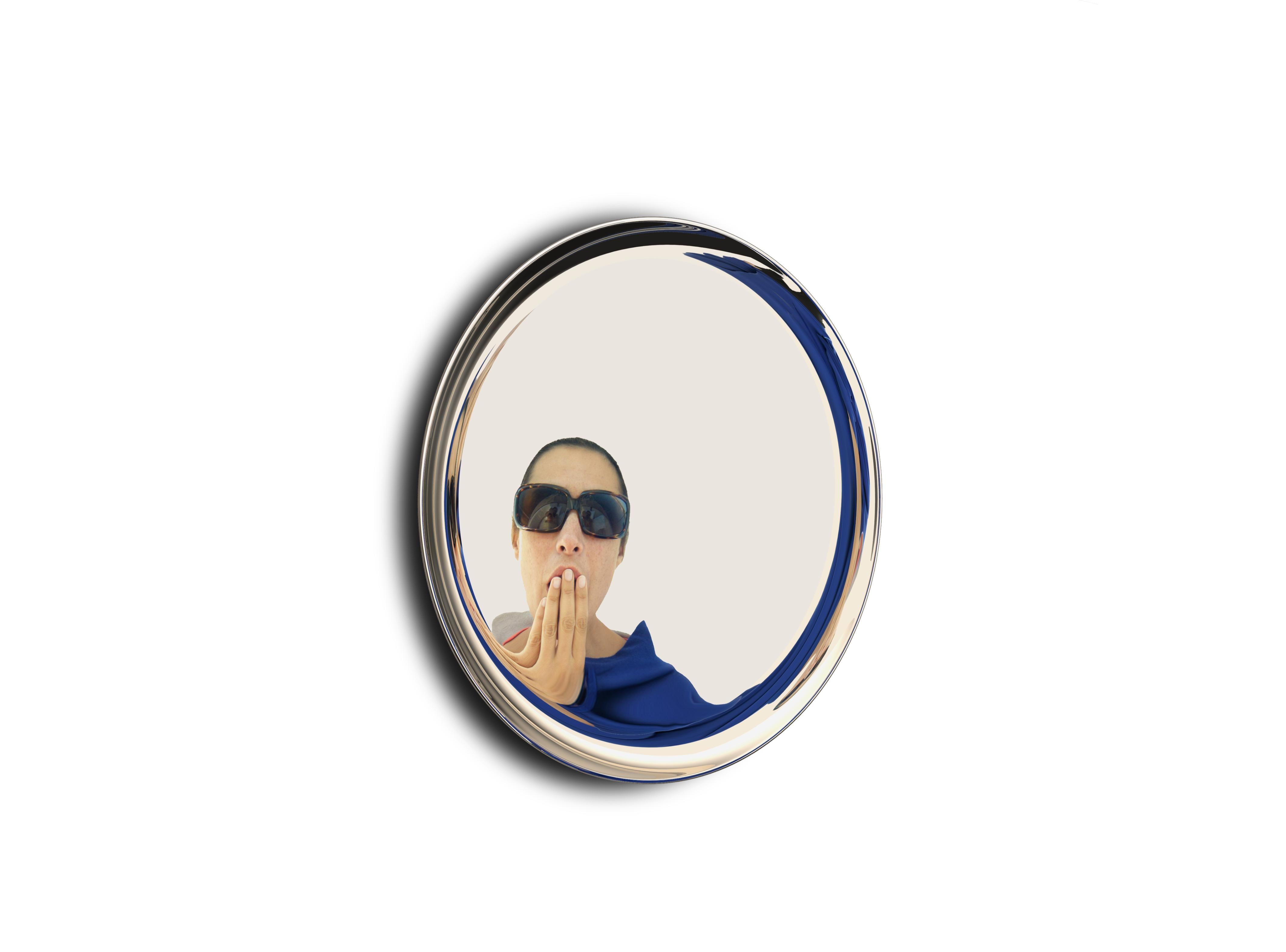 Une série de 4 miroirs, chacun fabriqué à partir d'une seule feuille de verre extra-clair. 
Le verre est incurvé sur tout son périmètre, grâce à un système innovant et efficace de contrôle de la qualité. 
Les objets sont fabriqués à l'aide de