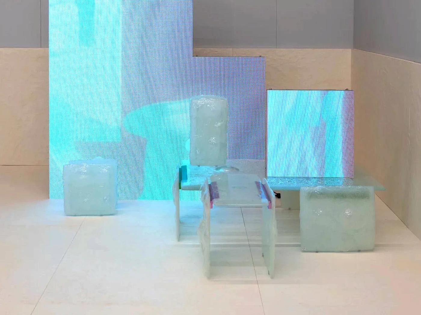 Collection de tables basses, de tables hautes et de consoles : leurs composants sont fabriqués en fusionnant des chutes de verre avec des additifs spéciaux pour obtenir des masses de verre irrégulières, riches en bulles et aux surfaces ondulantes