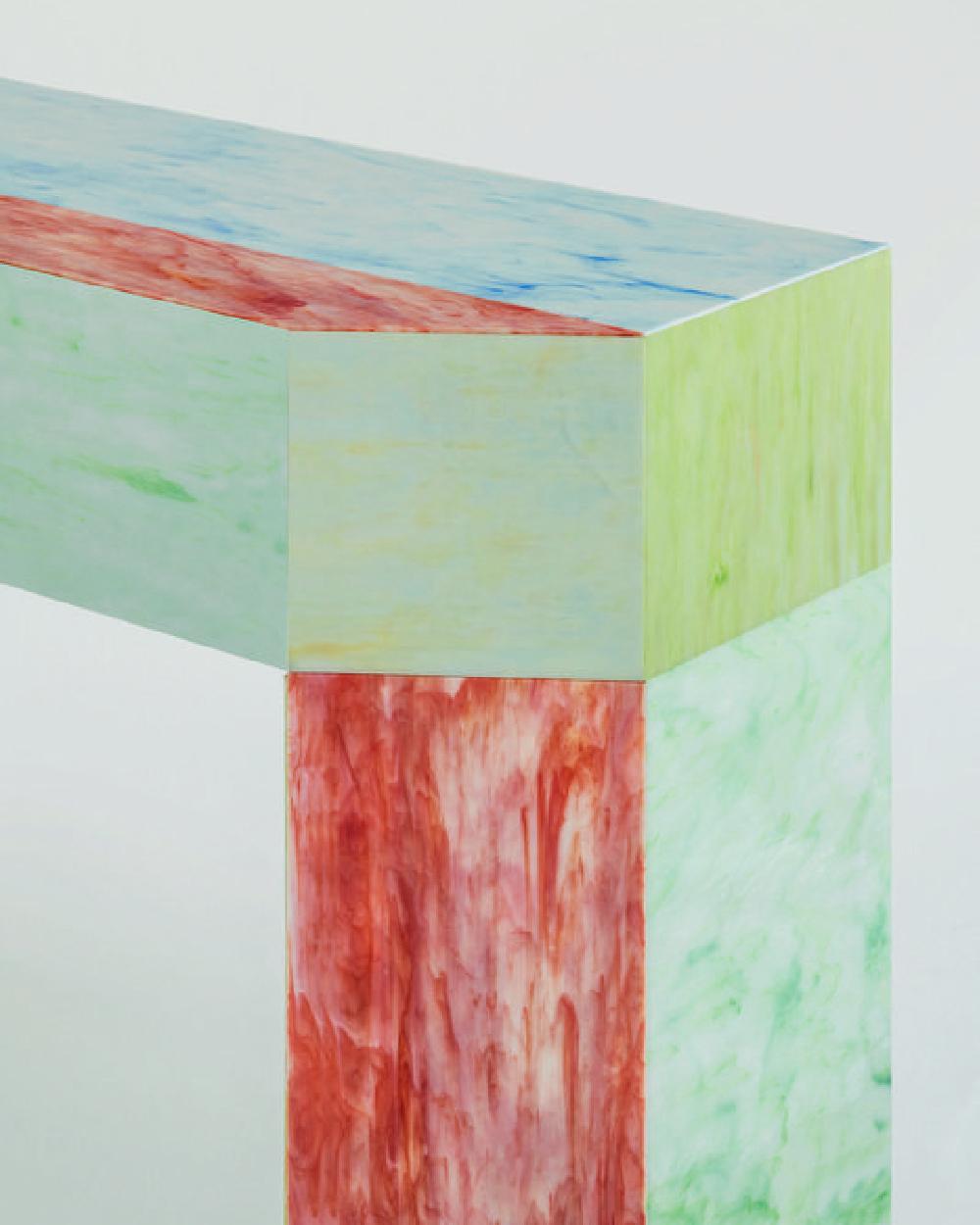 Collection'S bestehend aus einem niedrigen Tisch und einer Konsole mit Holzplatte 
Struktur, die vollständig mit einem Mosaik aus gegossenen Glasfliesen in verschiedenen 
und zufällige Farben. Die Fliesen sind so geformt und angeordnet, dass die