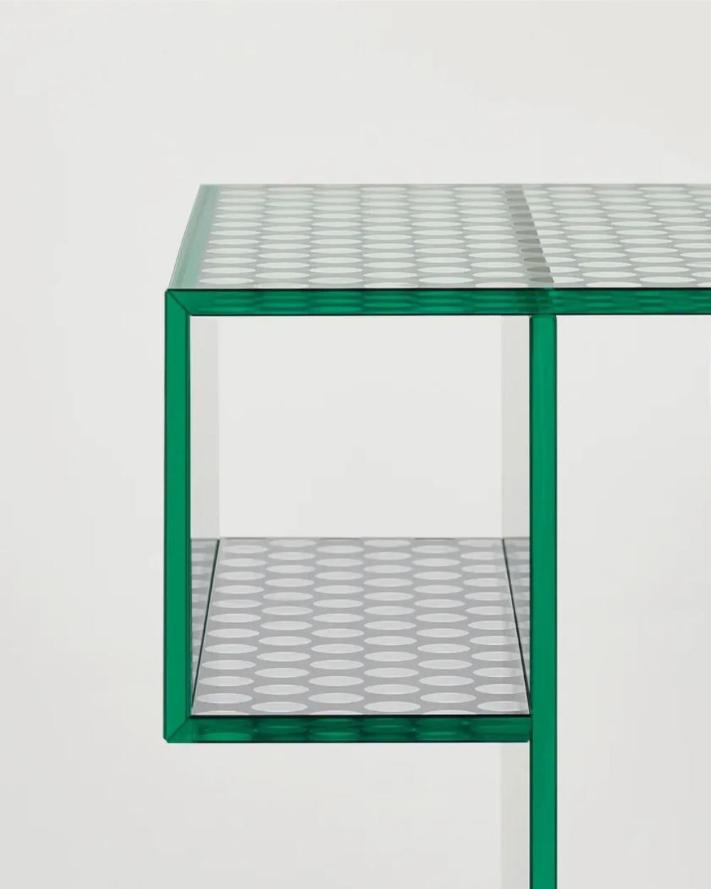 Colección de mesas bajas, consolas y muebles de almacenaje, creados íntegramente a partir de un cristal especial espejado de doble cara, con un patrón decorativo realizado a partir de marcas redondas transparentes, simulando una chapa metálica