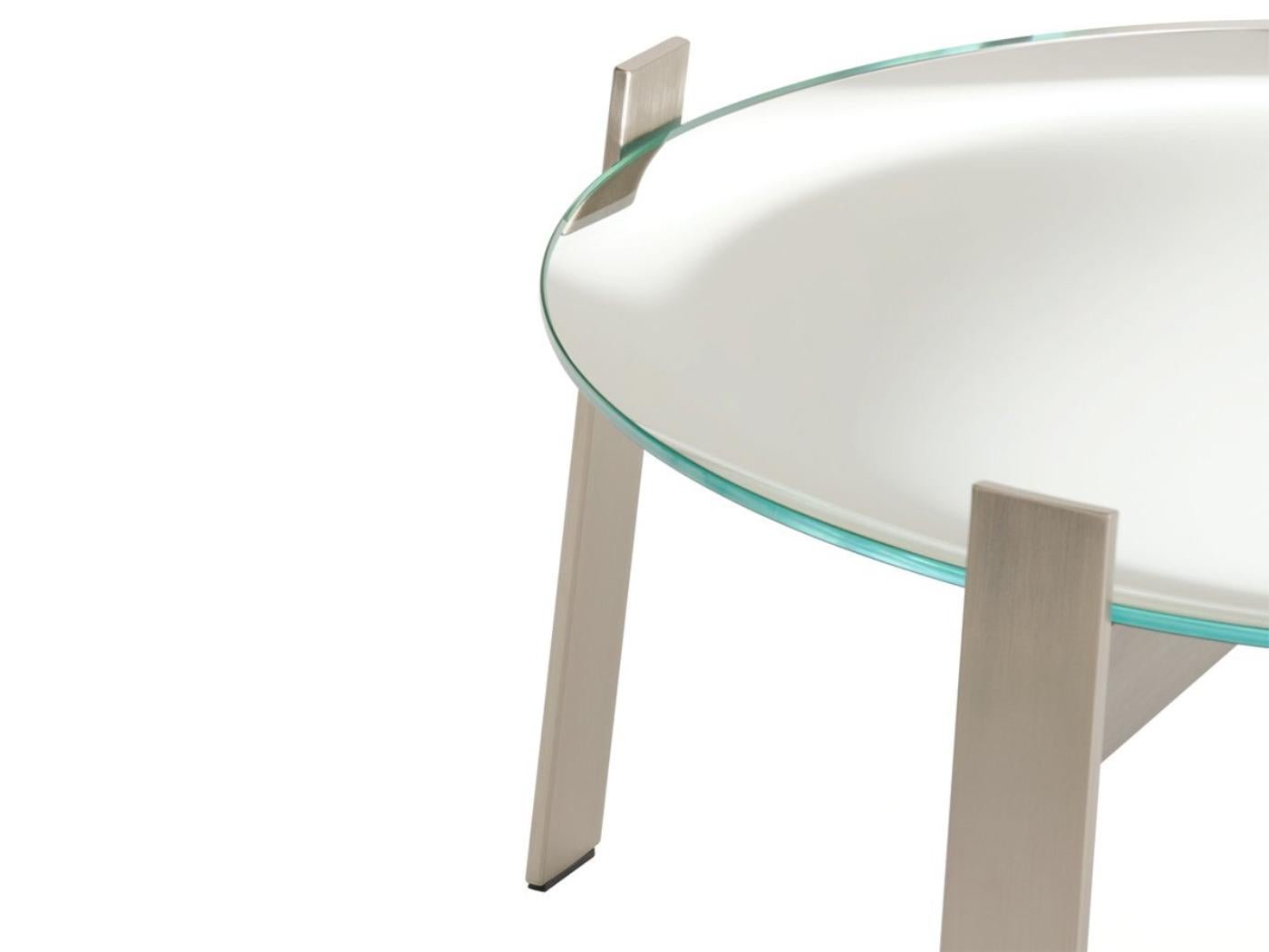 Low tables in bronze or extra clear 8 mm glass which, thanks to innovative and complex manufacturing techniques, is curved along the perimeter and perfectly manually silvered. In this way you create mirror tops with a raised edge giving unexpectedly