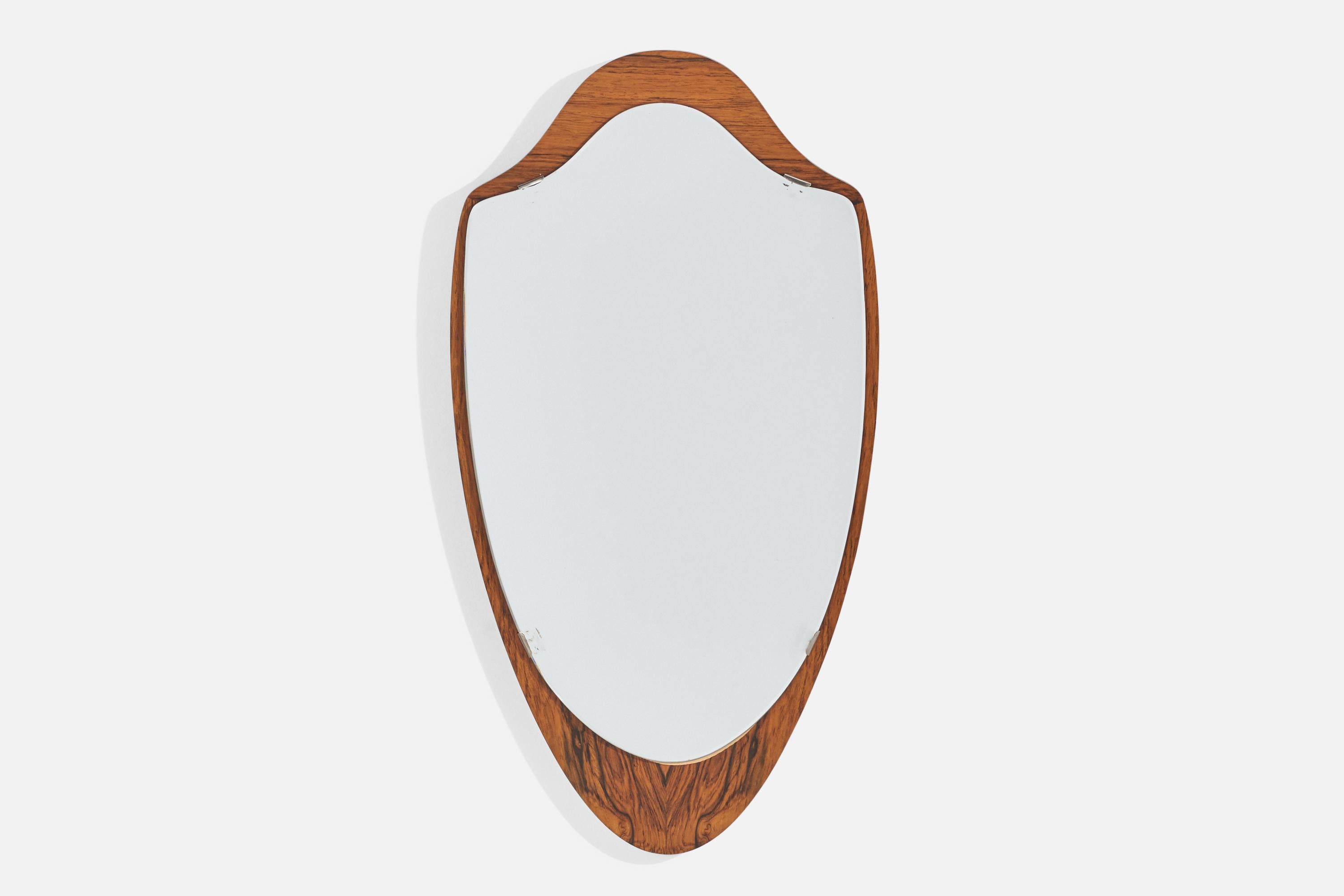 Un miroir mural en bois de rose conçu et produit par Glas & Trä, Hovmantorp, Suède, années 1950, marqué du label du fabricant. 