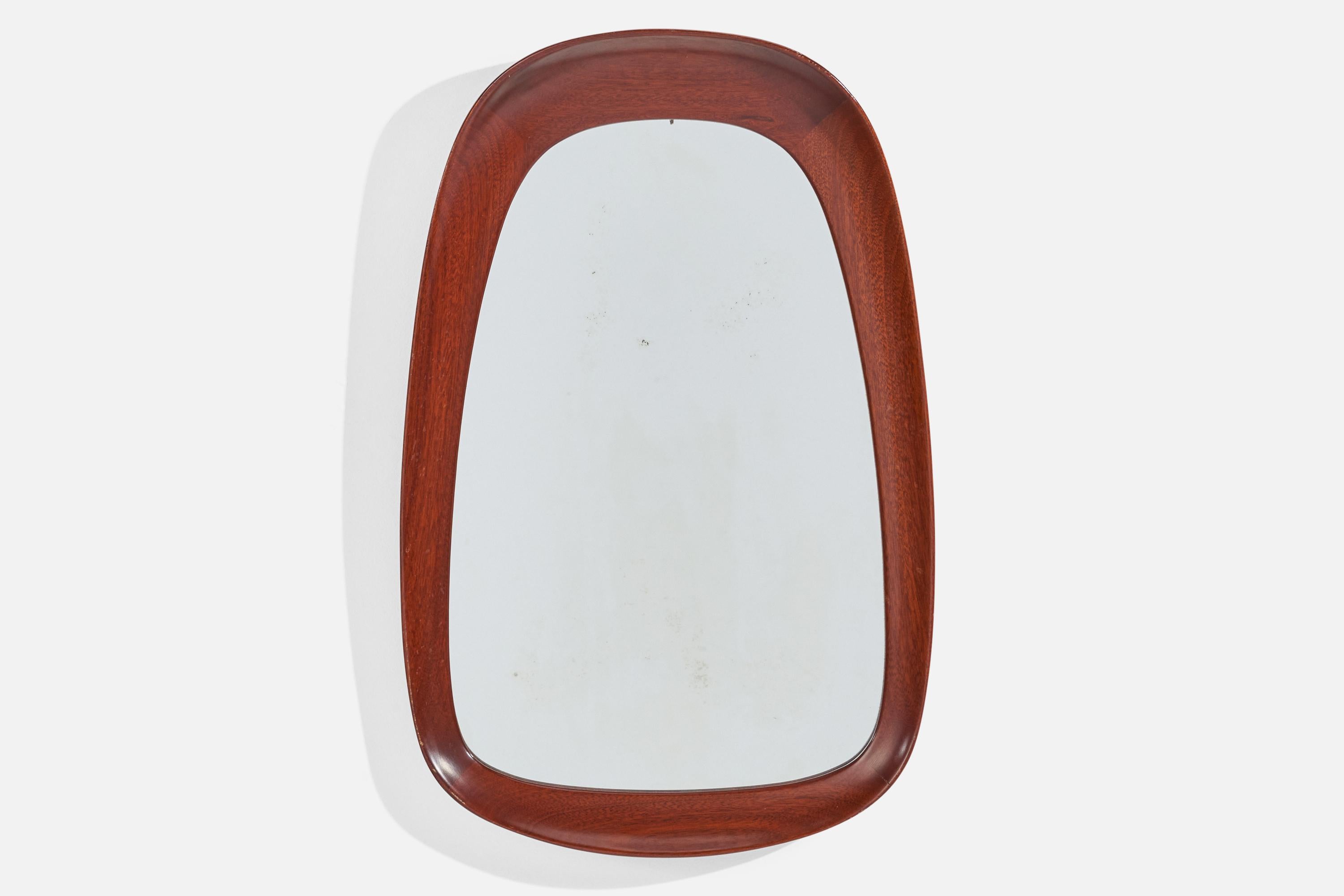Ein Wandspiegel aus Teakholz und Kristallglas, entworfen und hergestellt von AB Glas & Trä, Hovmantorp, Schweden, 1950er Jahre. 