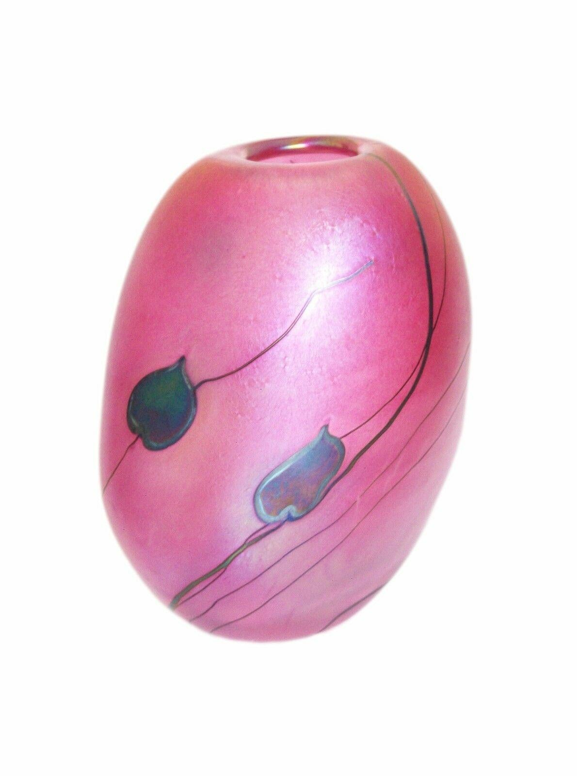 Glasform John Ditchfield (Designer) - modern paperweight glass vase - heavy pink iridescent glass with trailing vines and 'oil spot' leaves - hand blown - signed on the base - United Kingdom - late 20th century.
 
Excellent / mint vintage