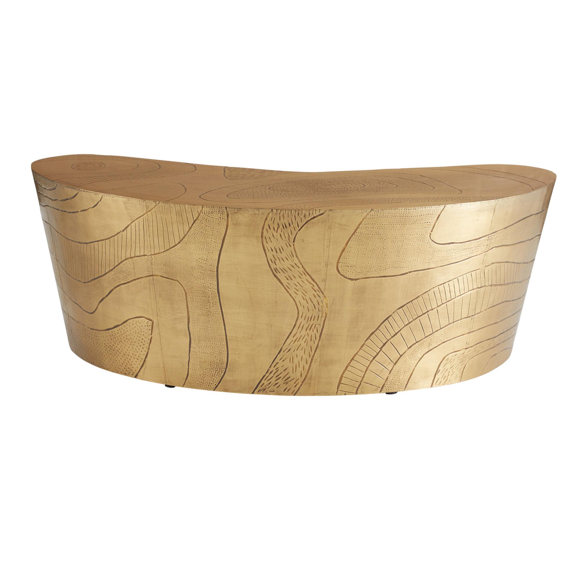 Mesa Glasgow
Inspirada en las líneas de contorno y los relieves de los mapas topográficos, la mesa Glasgow muestra una superficie de latón intrincadamente grabada que capta tanto la textura como el movimiento. Su clásica forma de riñón, revestida de
