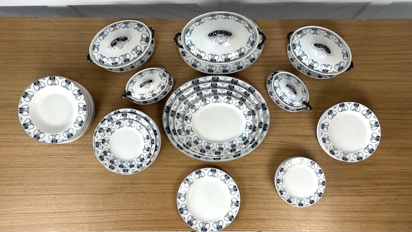 GLASGOW SCHOOL 12 place china dinner service

With stylised tulip design pattern

‘Tulip Ware’

Designed by George Logan

Made by Keeling & Co, Burselem Rd N 36378

Circa 1900

Consisting:

12 large dinner plates (diameter 26cm)

12 medium dinner