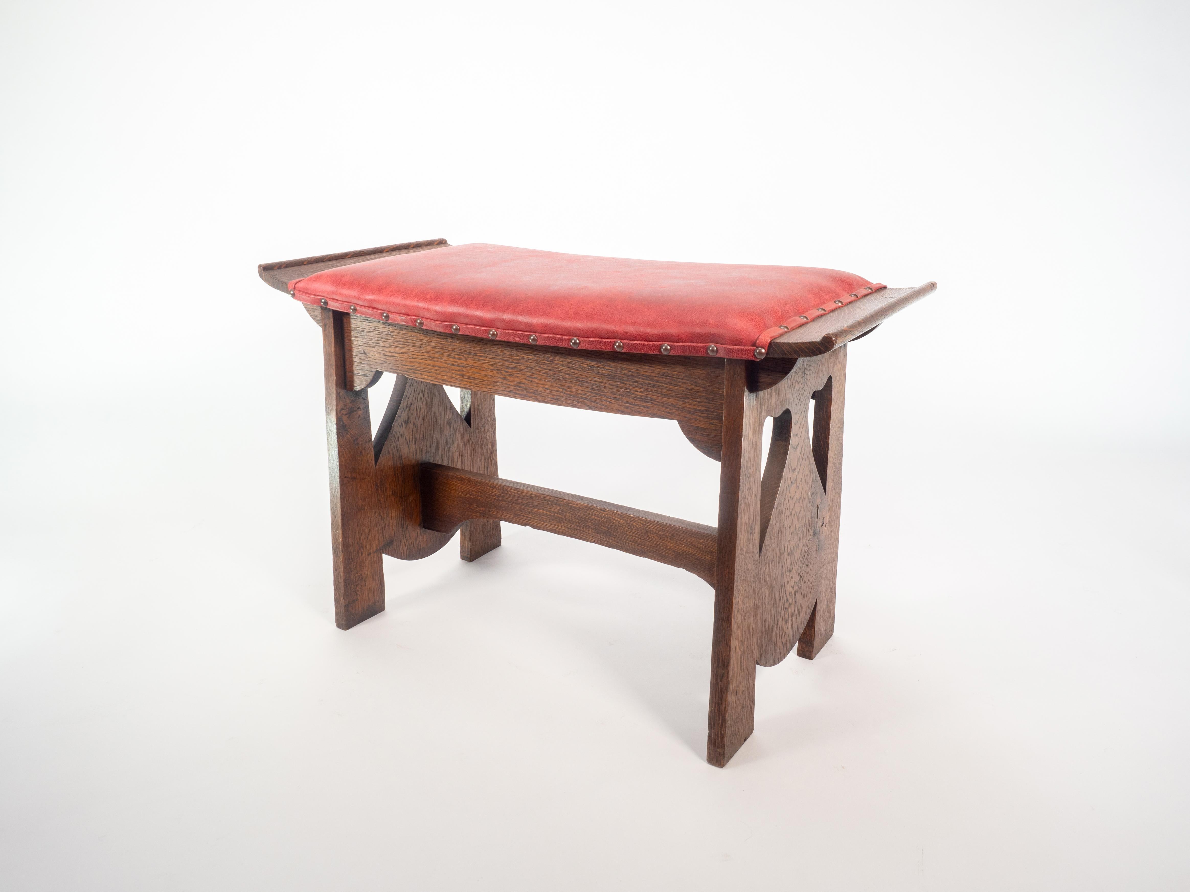 English Glasgow School. George Logan attr An Arts & Crafts oak stool with upturned sides For Sale