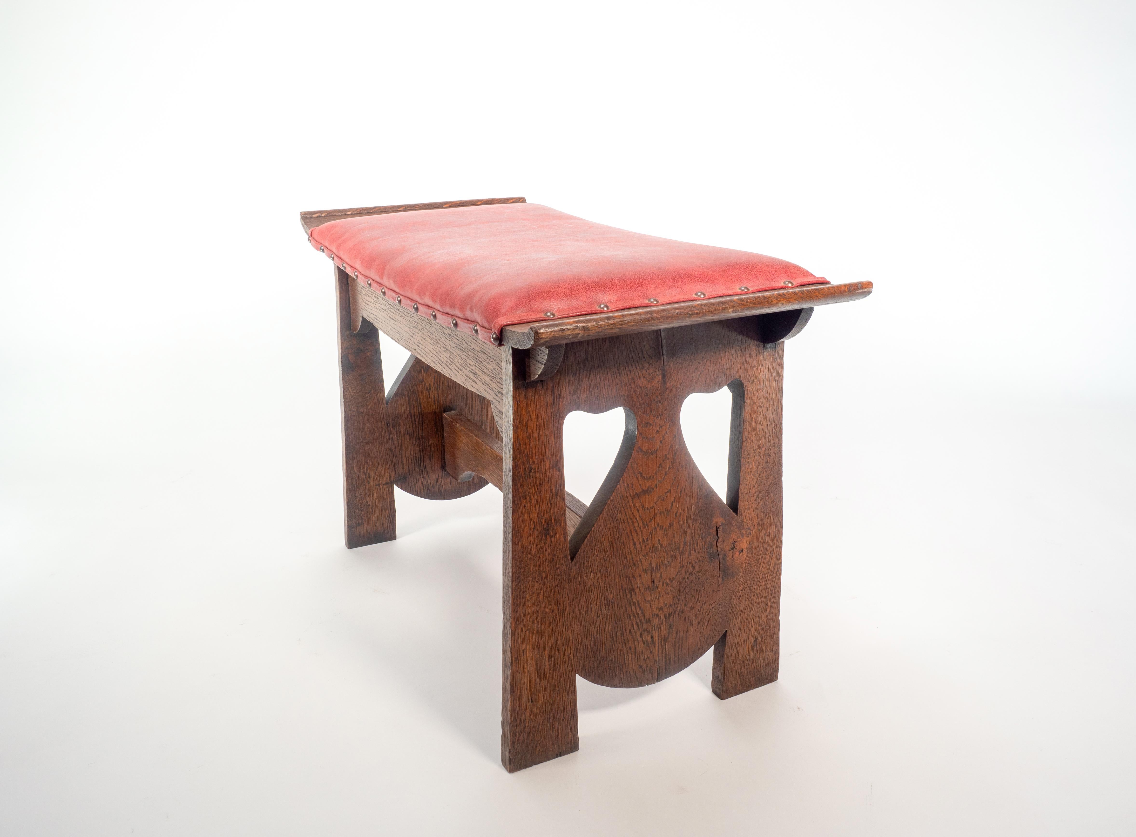Glasgow School. George Logan attr An Arts & Crafts oak stool with upturned sides In Good Condition For Sale In London, GB