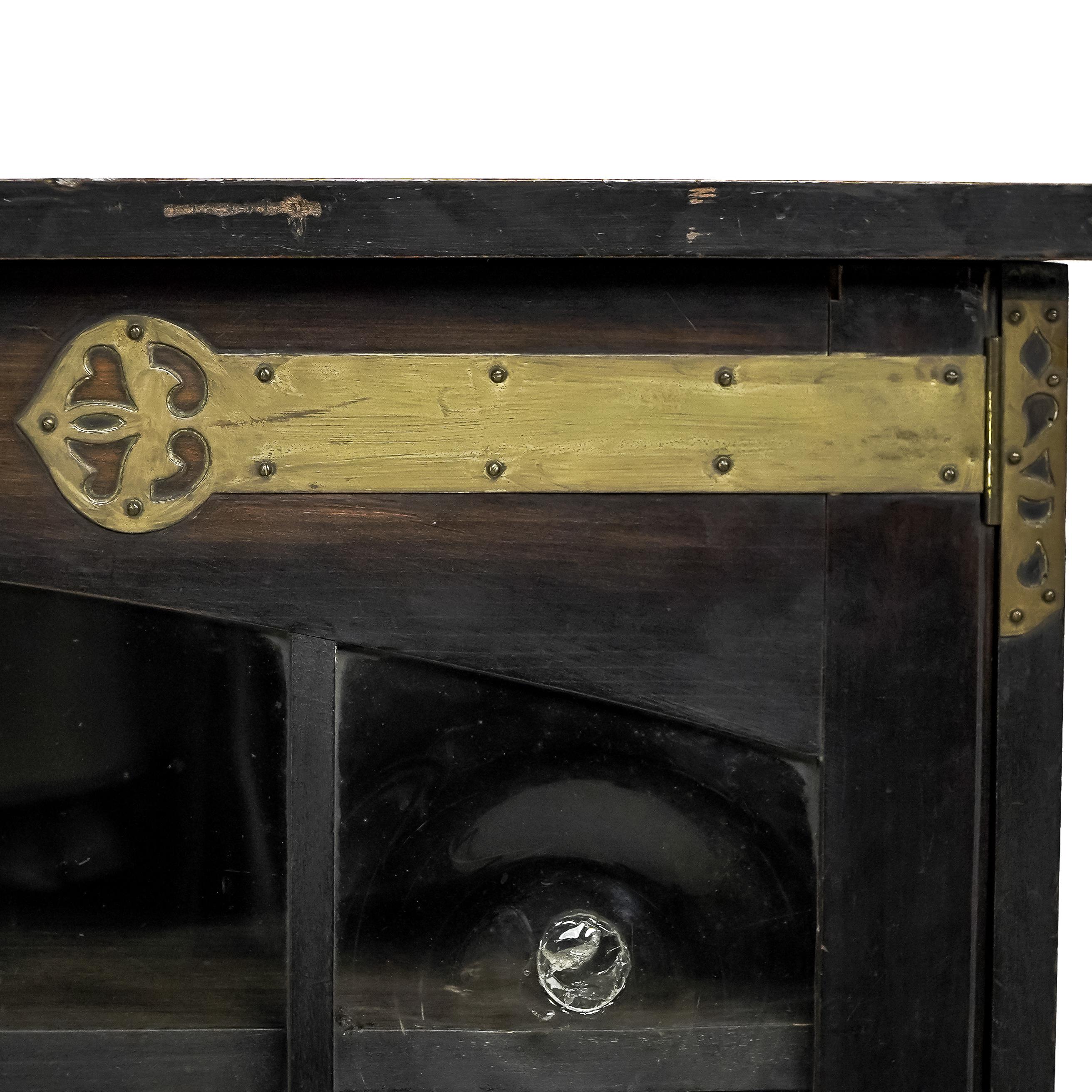 Grün gebeiztes Zypressenholz, glasiertes Bücherregal der Glasgower Schule, Mackintosh zugeschrieben Glasgower Schule (19. Jahrhundert) im Angebot