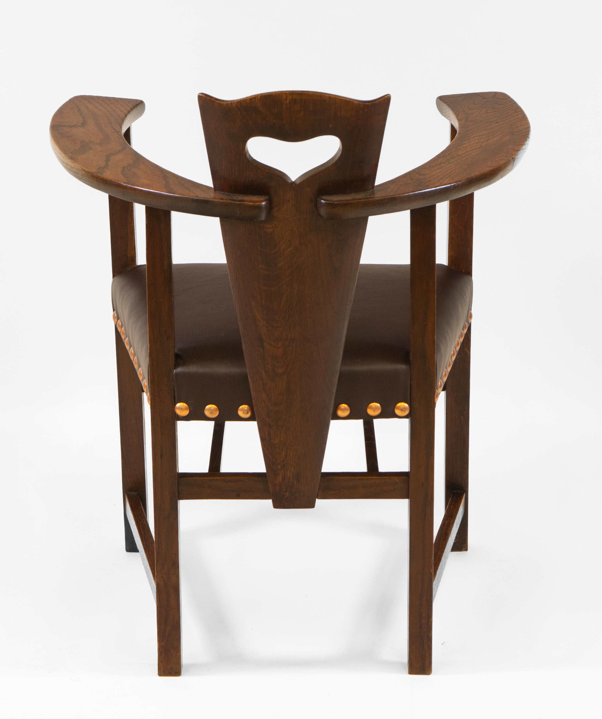 Ein hervorragender Glasgow School Arts And Crafts Sessel aus Eiche. Nach einem Entwurf von George Walton für Liberty & Co. Circa 1895.

Der Stuhl ist fast identisch mit dem Entwurf von George Walton, hat aber eine abweichend geformte Rückenlehne.