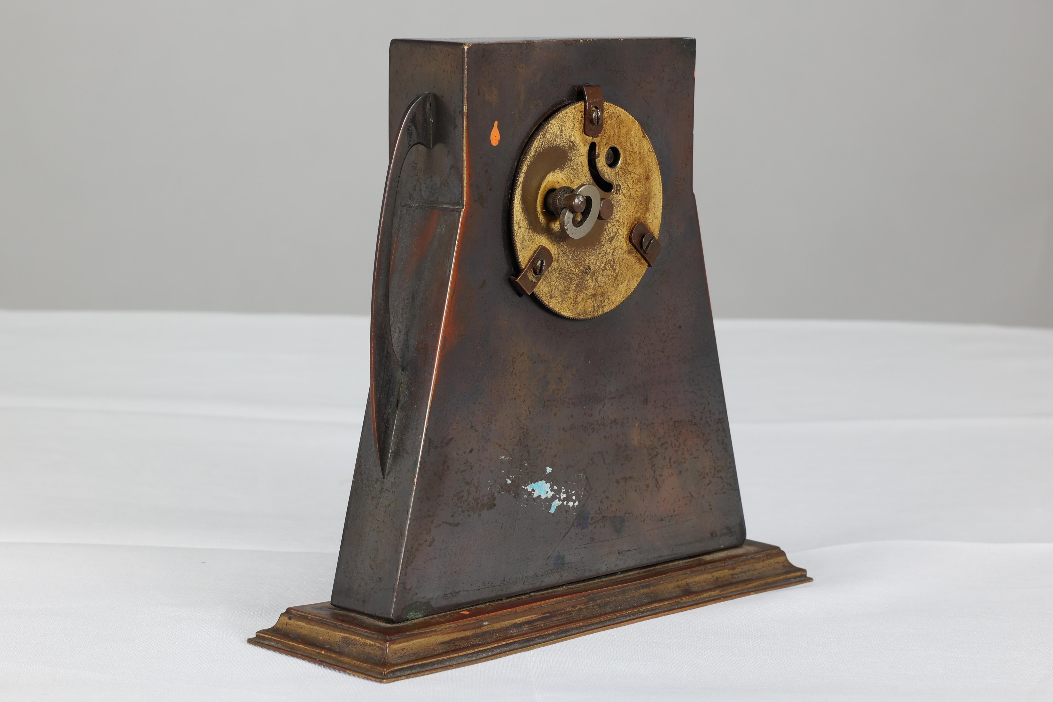 Reloj de latón patinado de la Escuela de Glasgow con detalles cuadrados incrustados de nácar en venta 4
