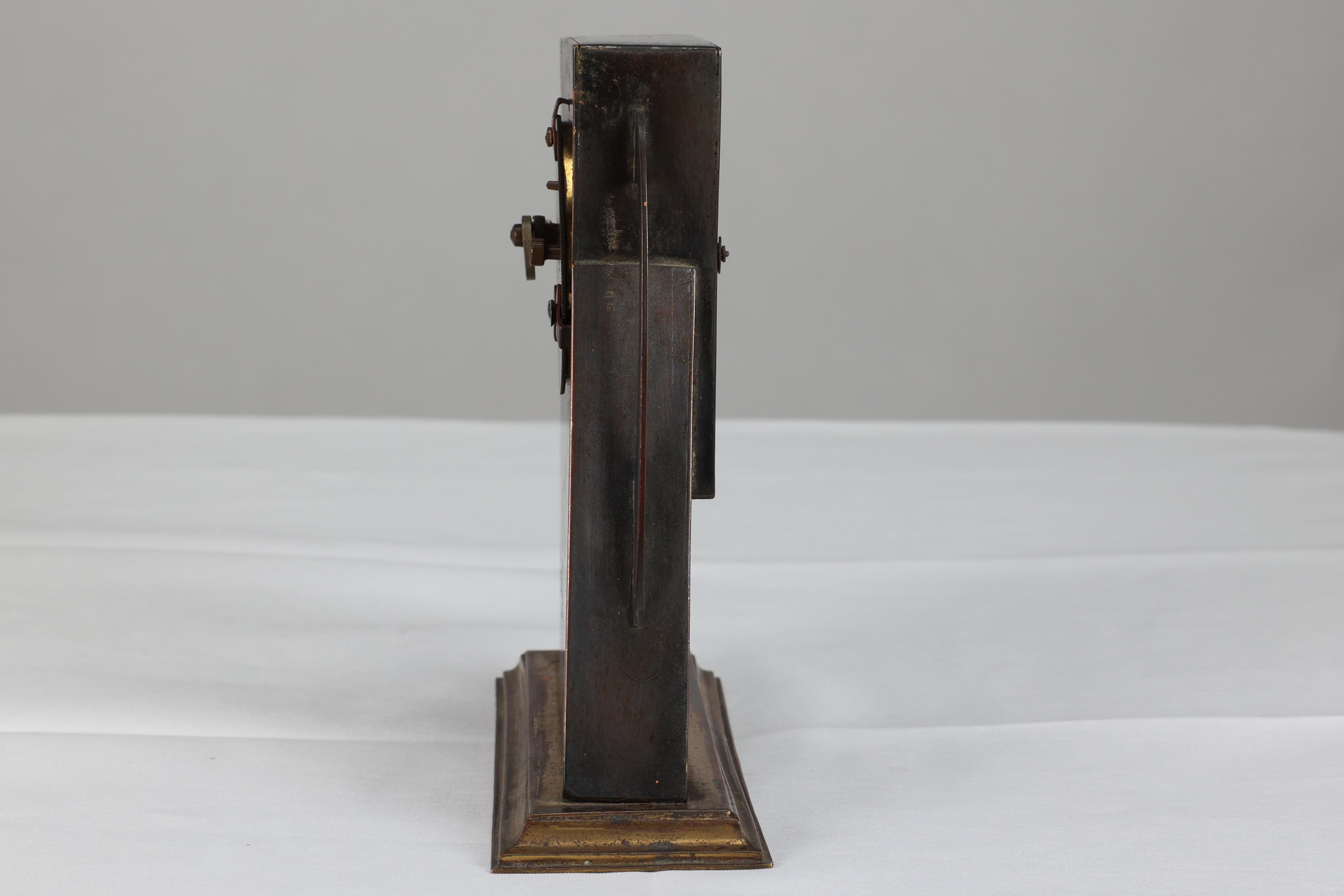Reloj de latón patinado de la Escuela de Glasgow con detalles cuadrados incrustados de nácar en venta 5