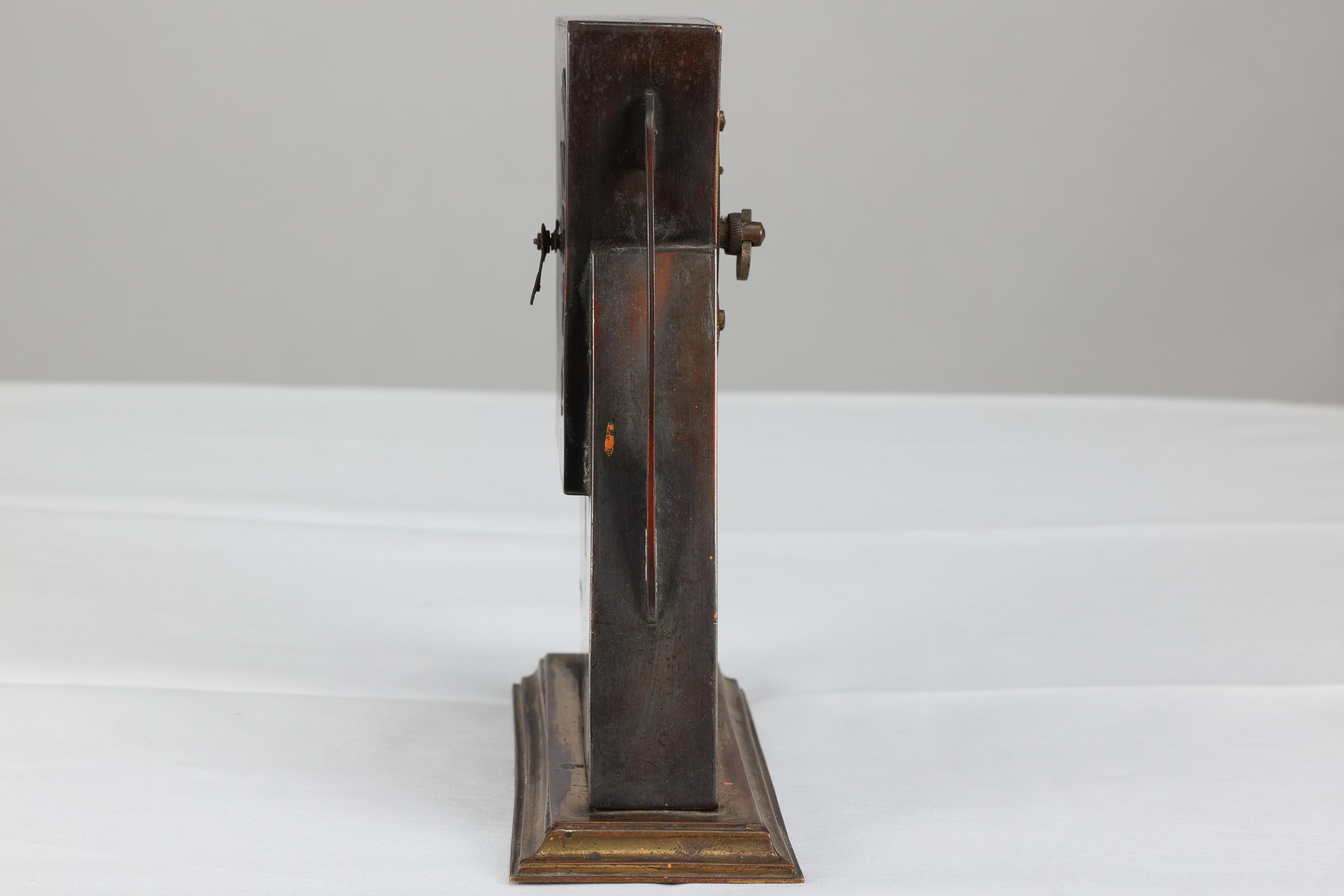 Reloj de latón patinado de la Escuela de Glasgow con detalles cuadrados incrustados de nácar en venta 6