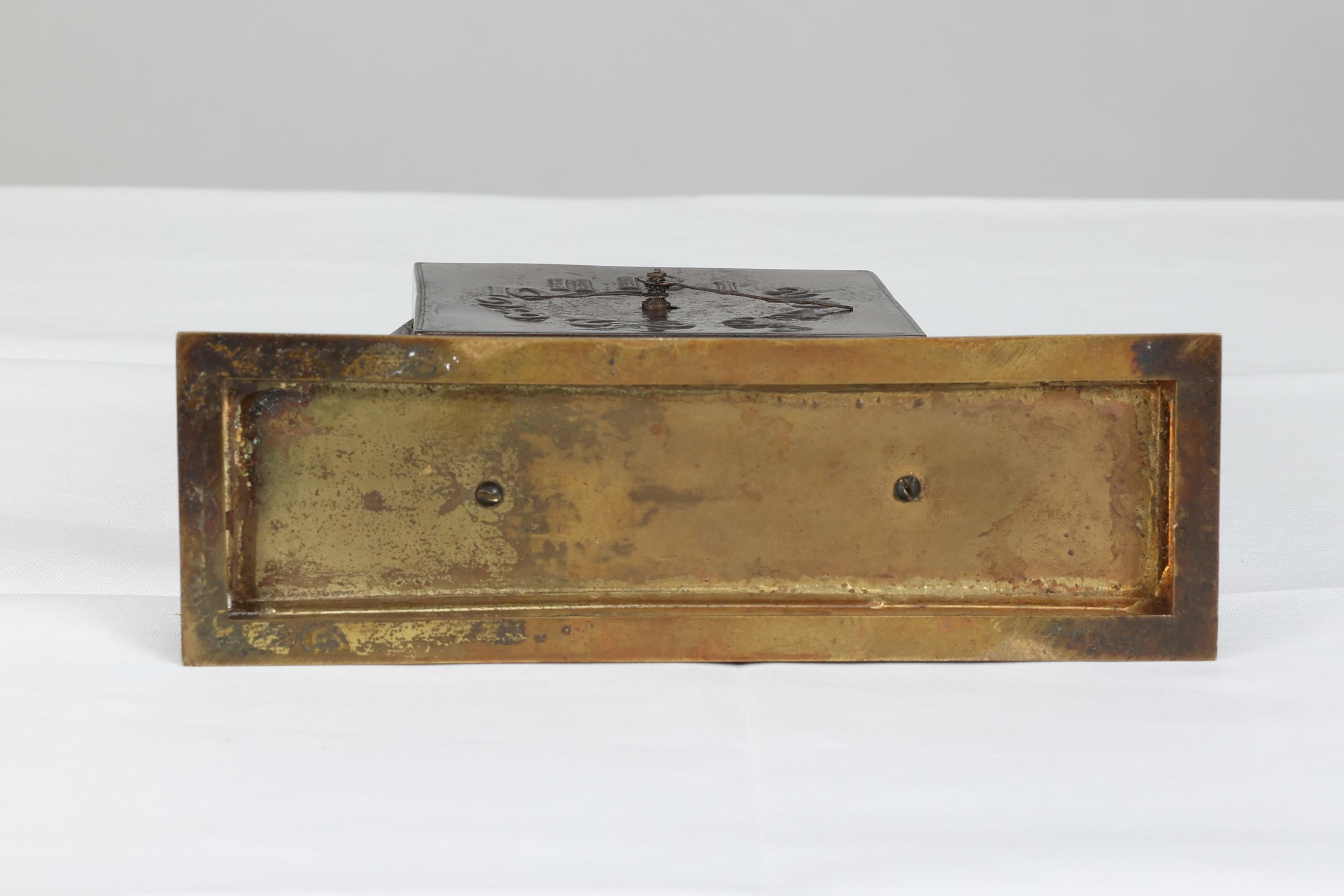 Reloj de latón patinado de la Escuela de Glasgow con detalles cuadrados incrustados de nácar en venta 7