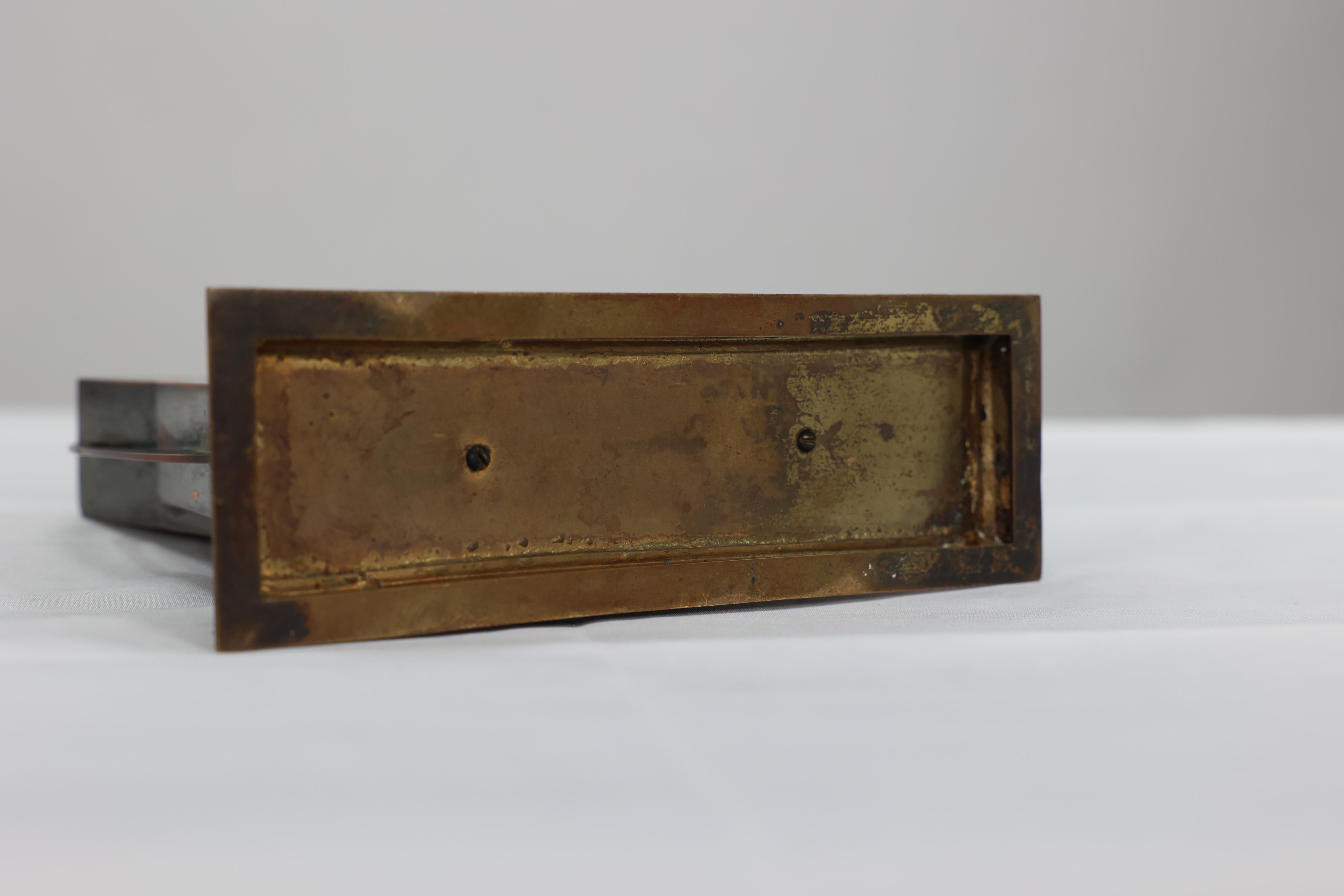 Reloj de latón patinado de la Escuela de Glasgow con detalles cuadrados incrustados de nácar en venta 8