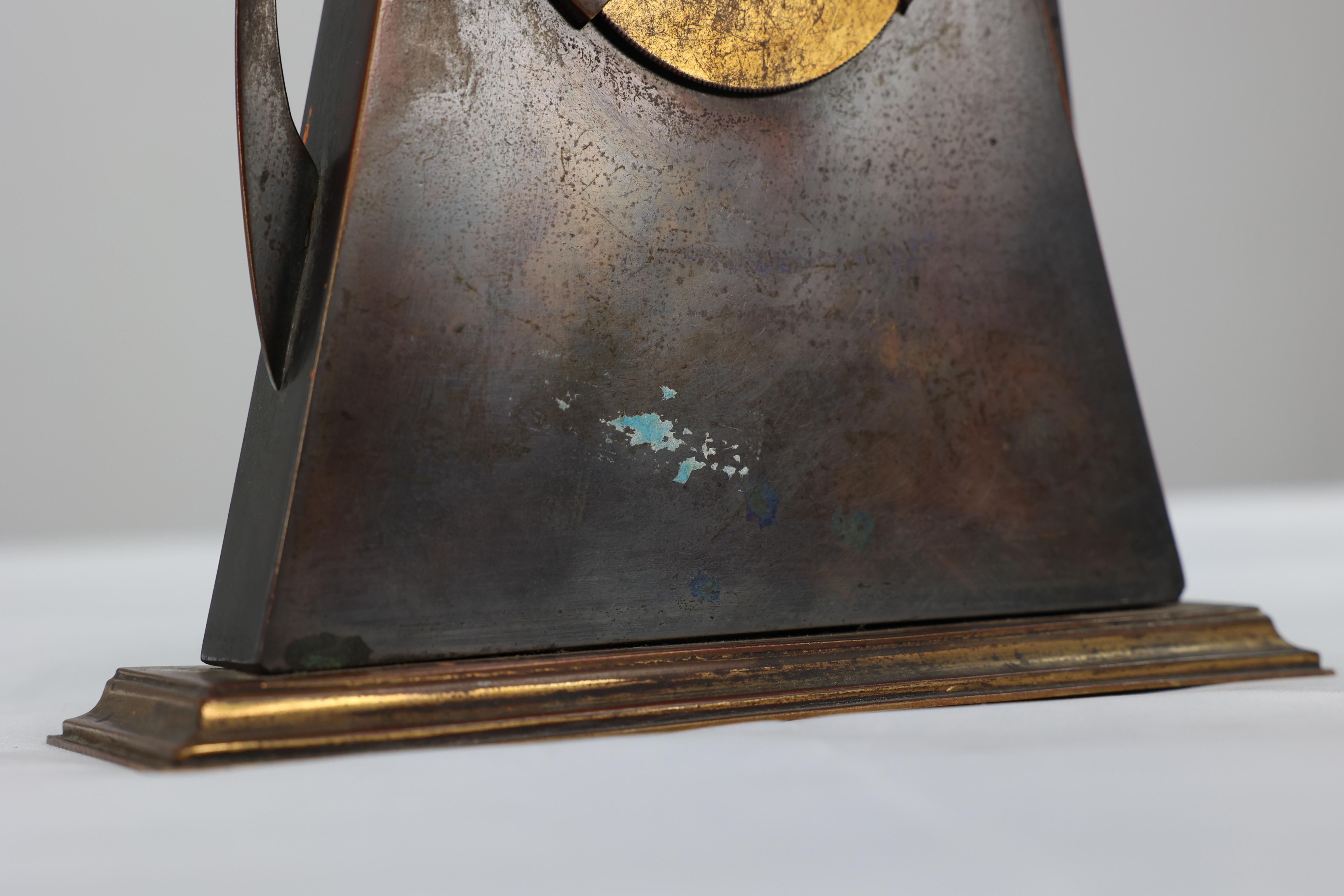 Reloj de latón patinado de la Escuela de Glasgow con detalles cuadrados incrustados de nácar en venta 9