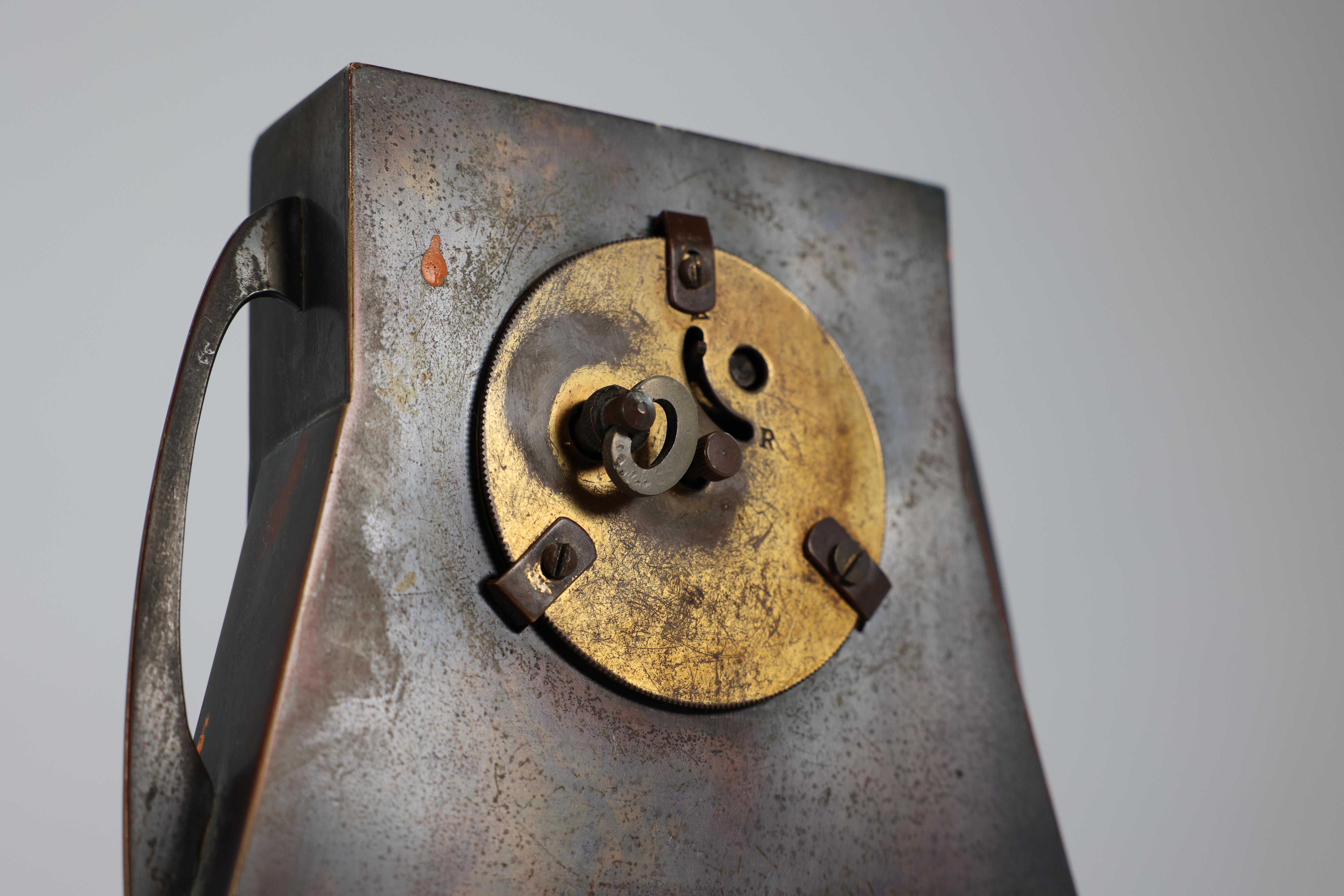 Reloj de latón patinado de la Escuela de Glasgow con detalles cuadrados incrustados de nácar en venta 10