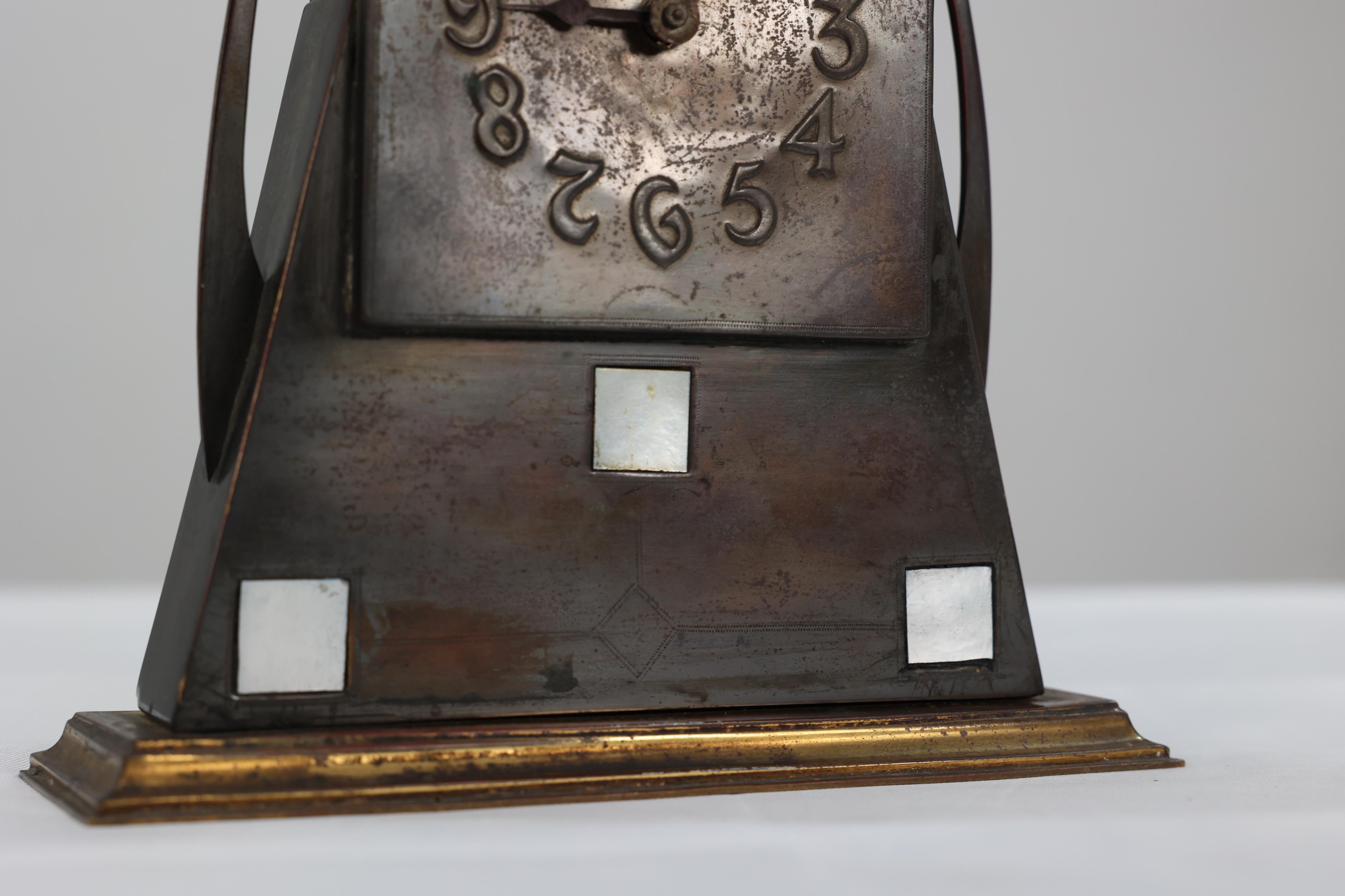 Reloj de latón patinado de la Escuela de Glasgow con detalles cuadrados incrustados de nácar Artes y manualidades en venta