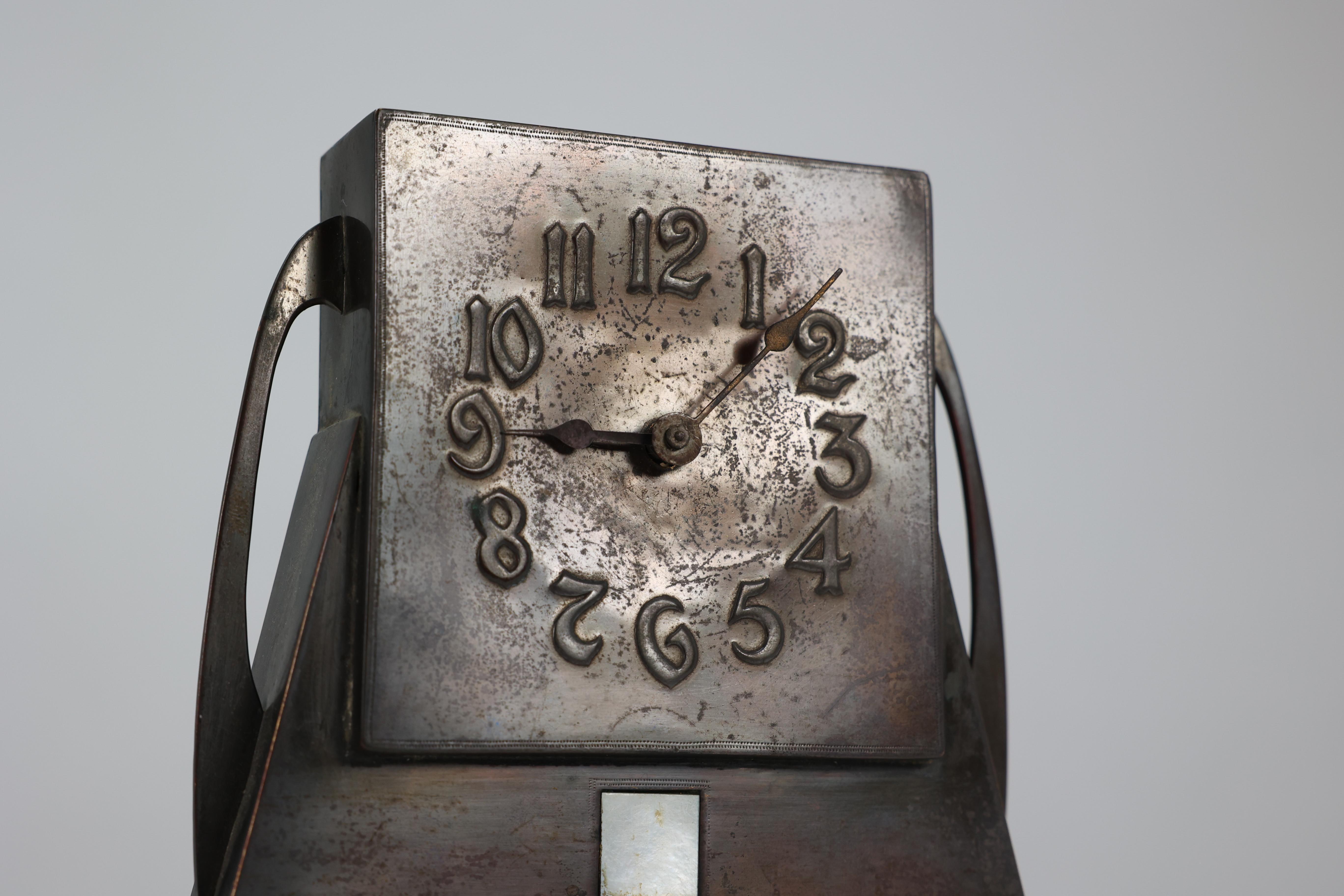 Reloj de latón patinado de la Escuela de Glasgow con detalles cuadrados incrustados de nácar en Bueno estado para la venta en London, GB