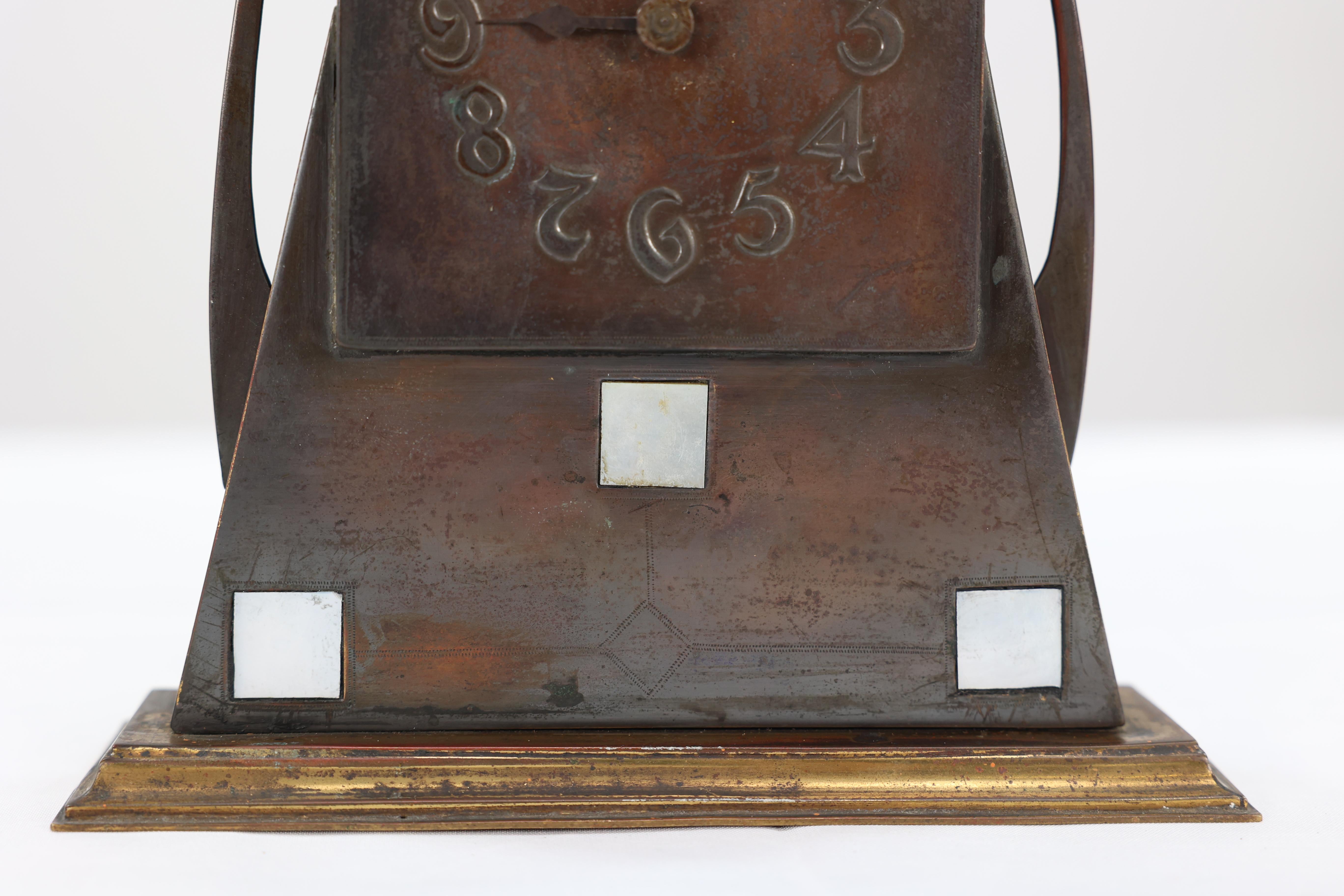 Reloj de latón patinado de la Escuela de Glasgow con detalles cuadrados incrustados de nácar siglo XX en venta