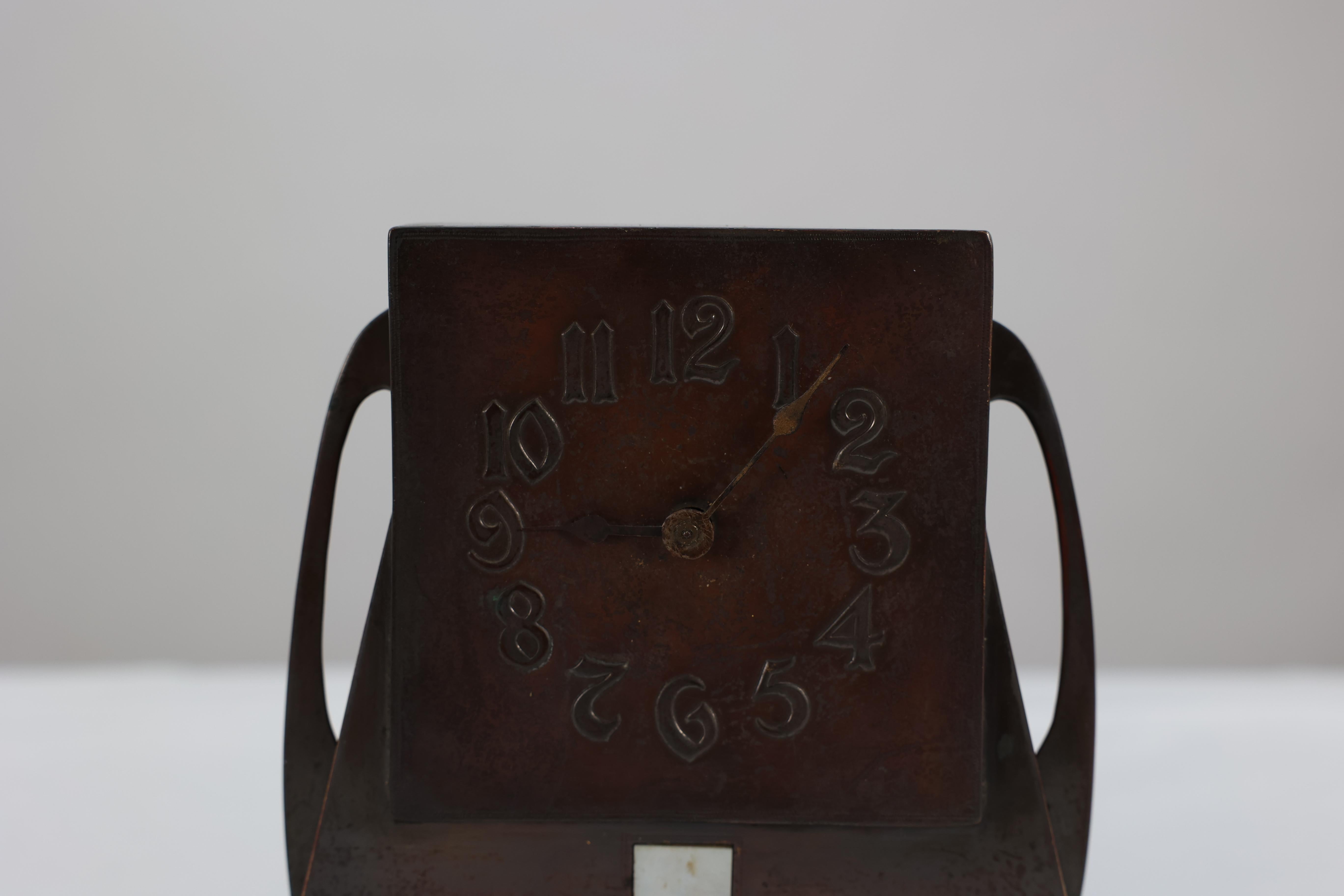 Reloj de latón patinado de la Escuela de Glasgow con detalles cuadrados incrustados de nácar en venta 1