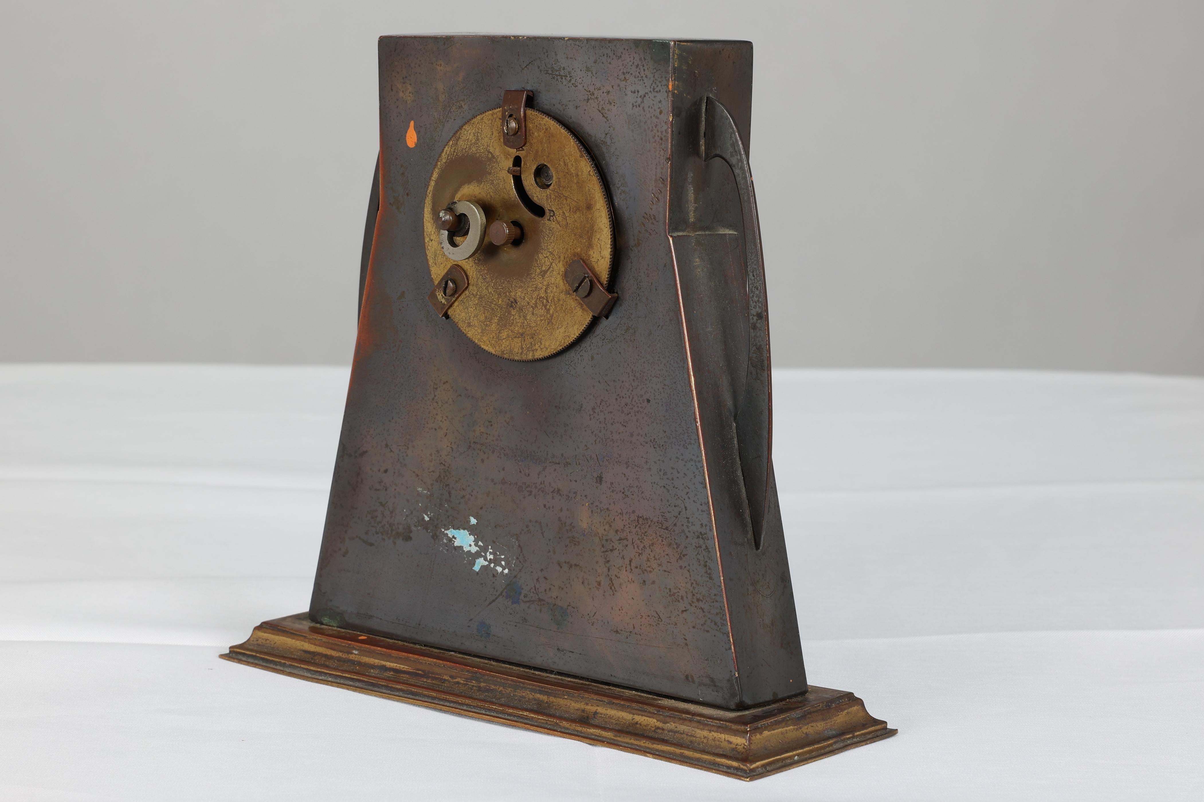 Reloj de latón patinado de la Escuela de Glasgow con detalles cuadrados incrustados de nácar en venta 2