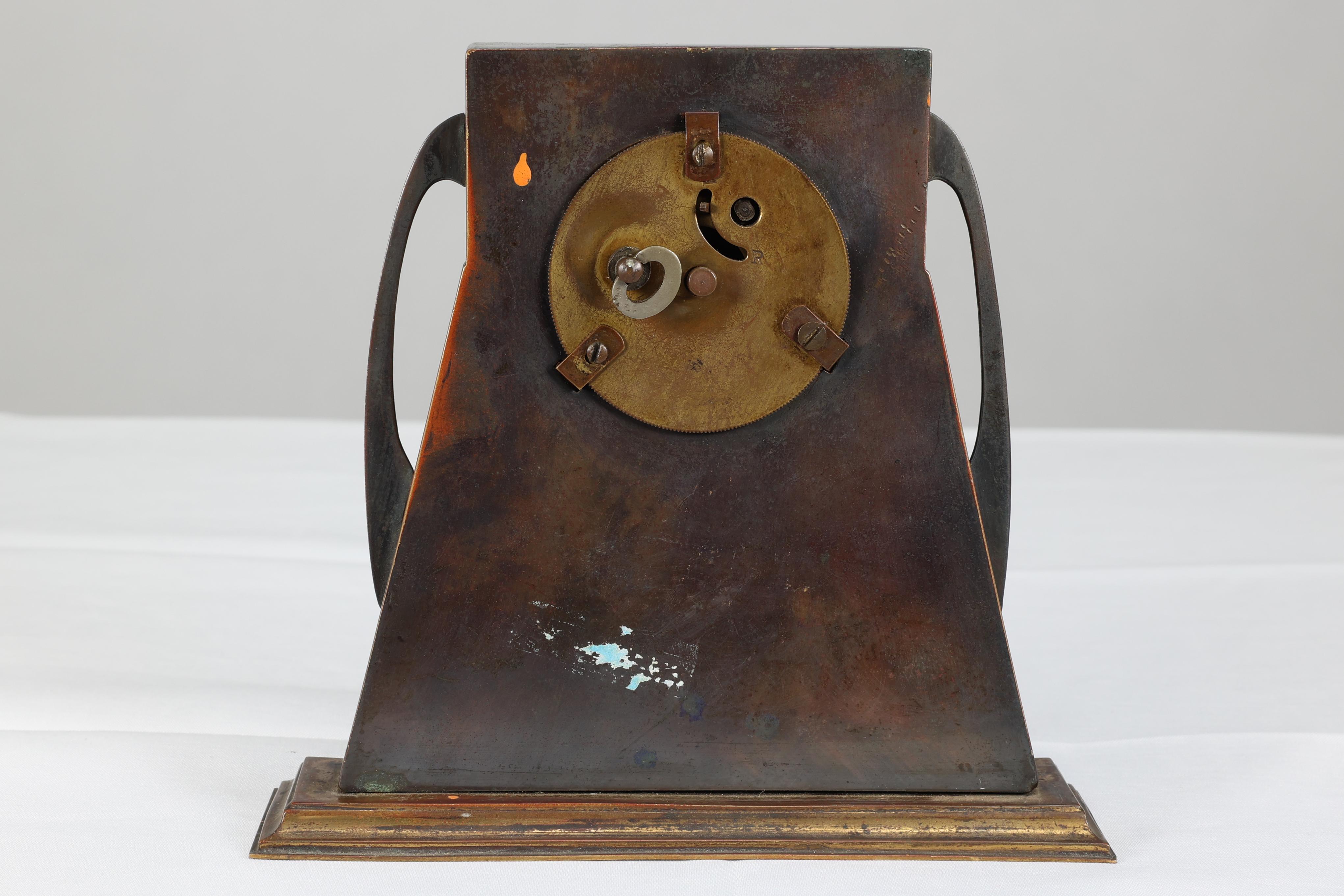 Reloj de latón patinado de la Escuela de Glasgow con detalles cuadrados incrustados de nácar en venta 3