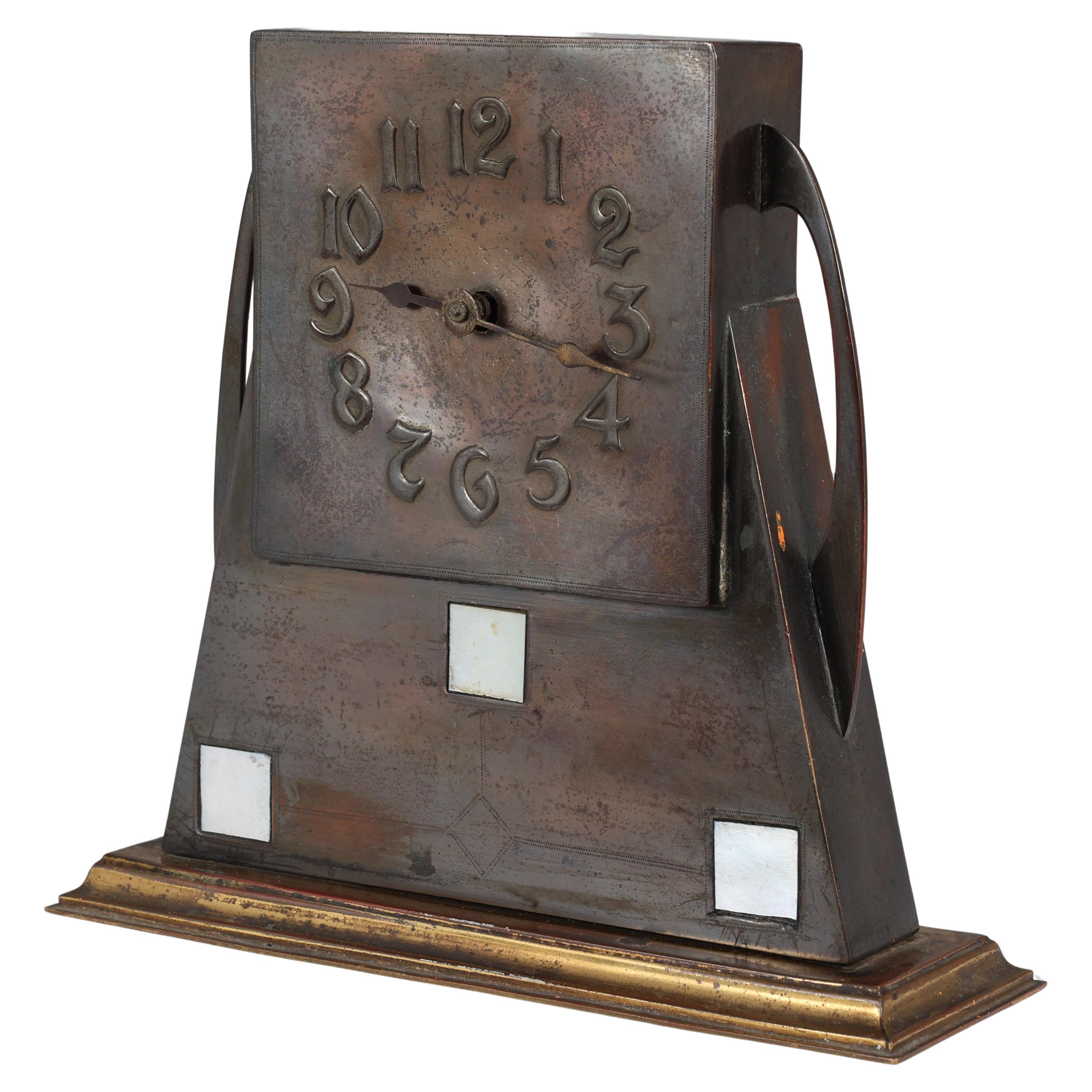 Reloj de latón patinado de la Escuela de Glasgow con detalles cuadrados incrustados de nácar en venta