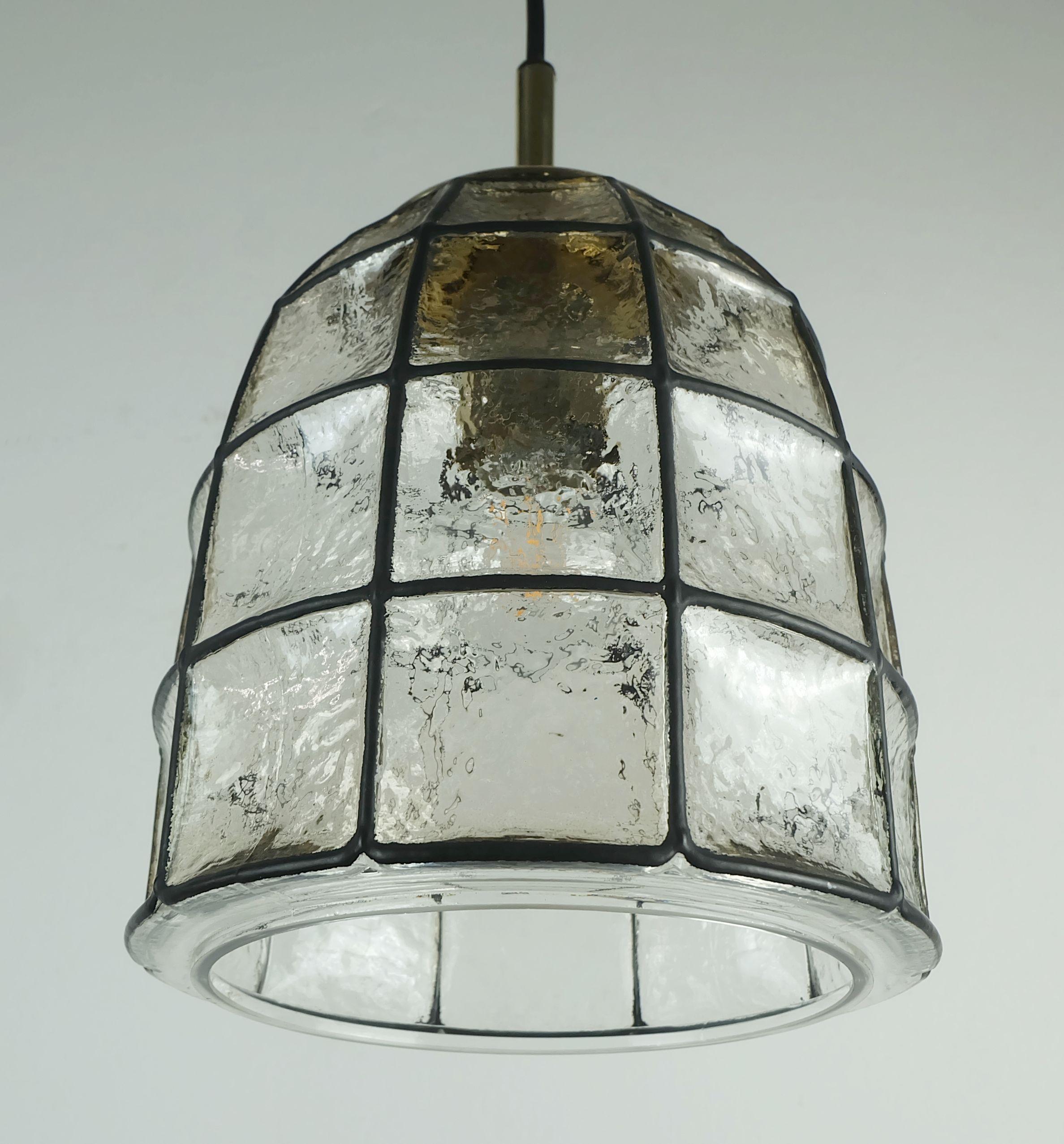 Fantastica lampada a sospensione vintage prodotta tra gli anni '60 e '70 da Glashuette Limburg, Germania occidentale. Model 4184. Paralume in vetro trasparente con linee nere che danno l'impressione del ferro tra i campi geometrici. La base è in