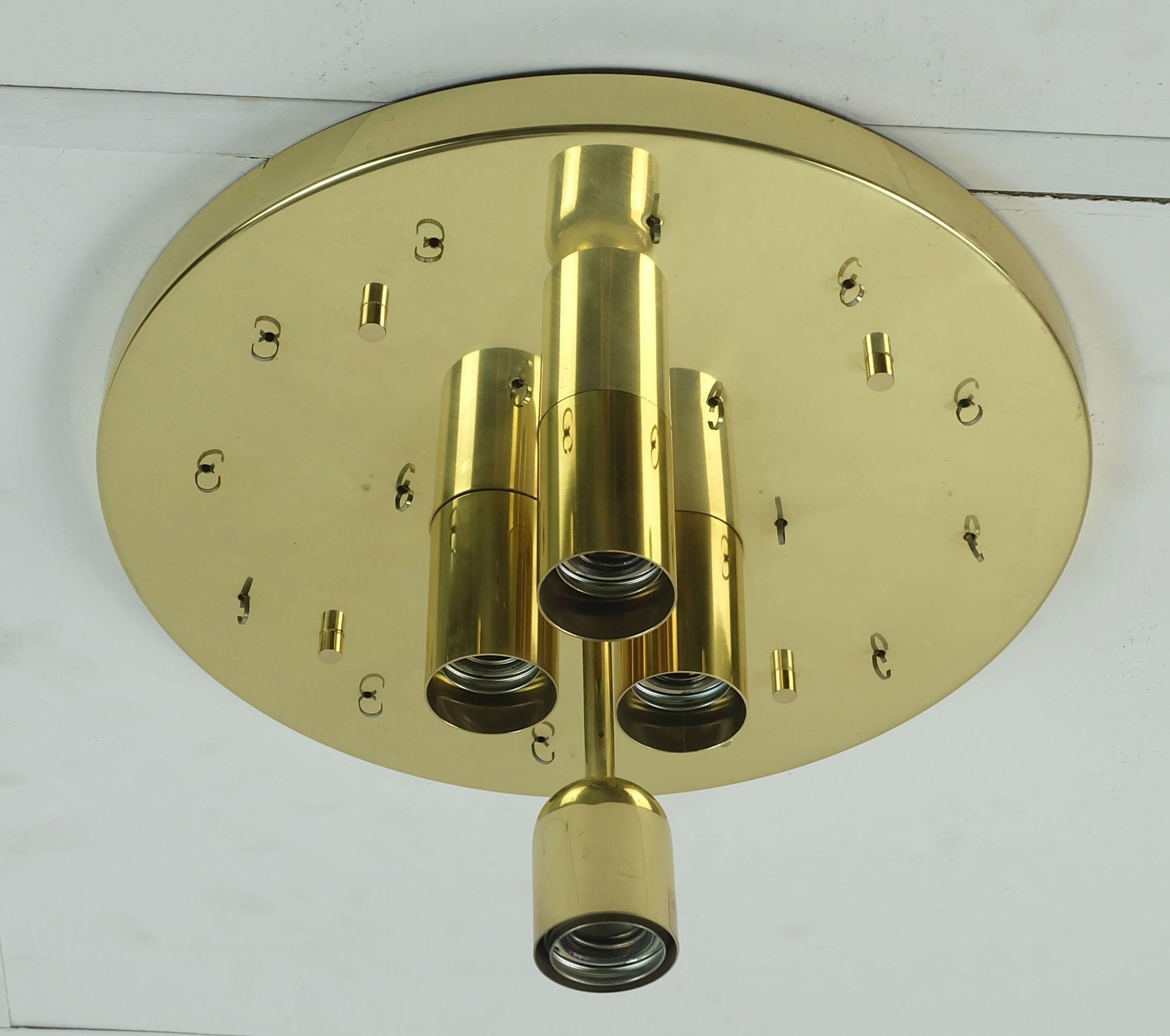 Un magnifique et impressionnant plafonnier de Glashuette Limburg datant des années 1960 et 1970. La fixation au plafond est en laiton. Au total, 18 tubes de verre texturé, fermés à la base, y sont suspendus en deux rangées. Les suspensions des tubes