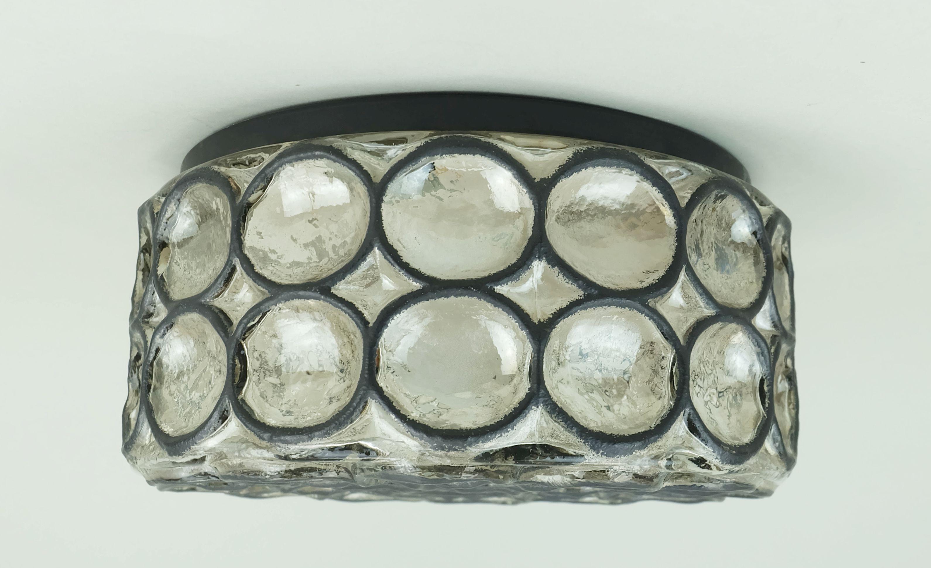Fantastische Vintage-Leuchte oder Deckenleuchte hergestellt in den 1960er bis 1970er Jahren von Glashuette Limburg West-Deutschland. Modell A665. Klarglasschirm mit strukturierter Oberfläche. Die schwarzen Linien vermitteln den Eindruck von Eisen.