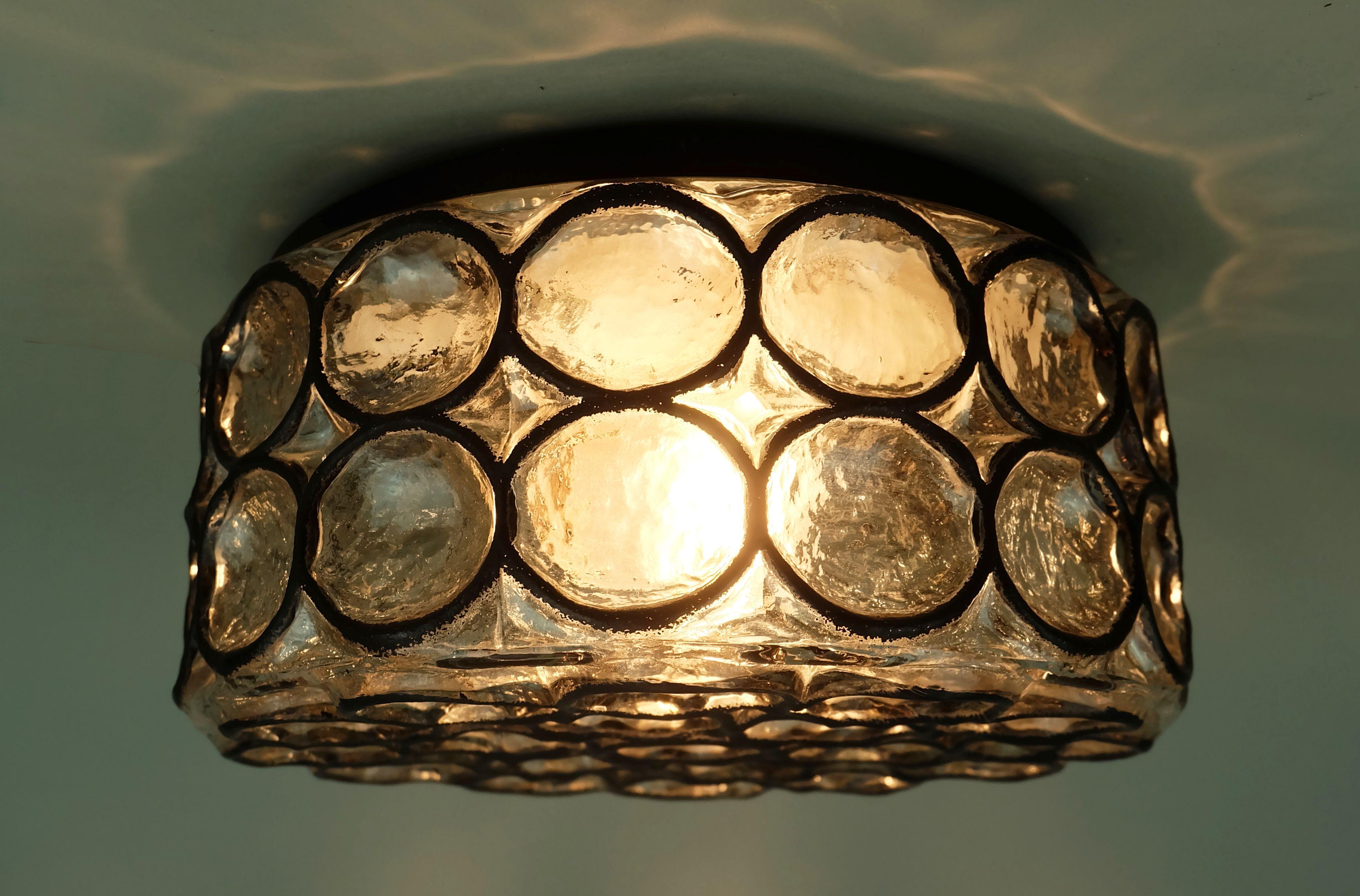 glashuette limburg SCONCE oder flush mount Glas mit Eisenring Dekor 1960er 70er Jahre im Zustand „Gut“ im Angebot in Mannheim, DE