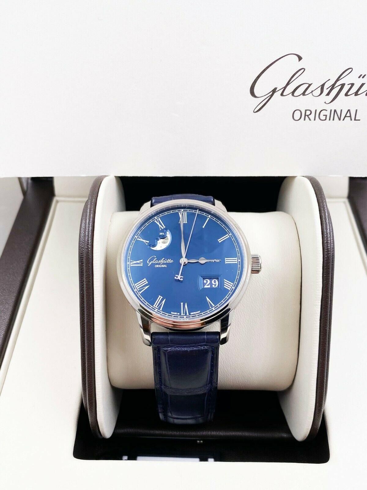 Style Number: 100-04-05-12-30

 

Model: Senator Panorama Moonphase

 

Case Material: Stainless Steel 

 

Band: Blue Leather 

 

Bezel:  Stainless Steel 

 

Dial: Blue 

 

Face: Sapphire Crystal 

 

Case Size: 40mm

 

Includes: 

-Glashuette
