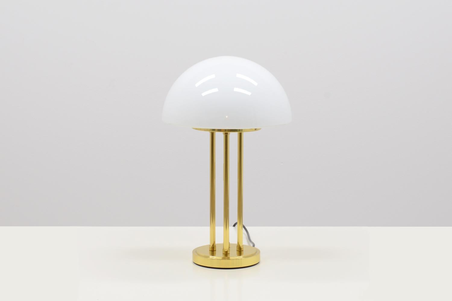 Glashütte limburg 6364 table lamp 60s. Golden / brass color base with white glass mushroon shade. E27 fitting and nice pendel switch. In very good vintage condition. 

 