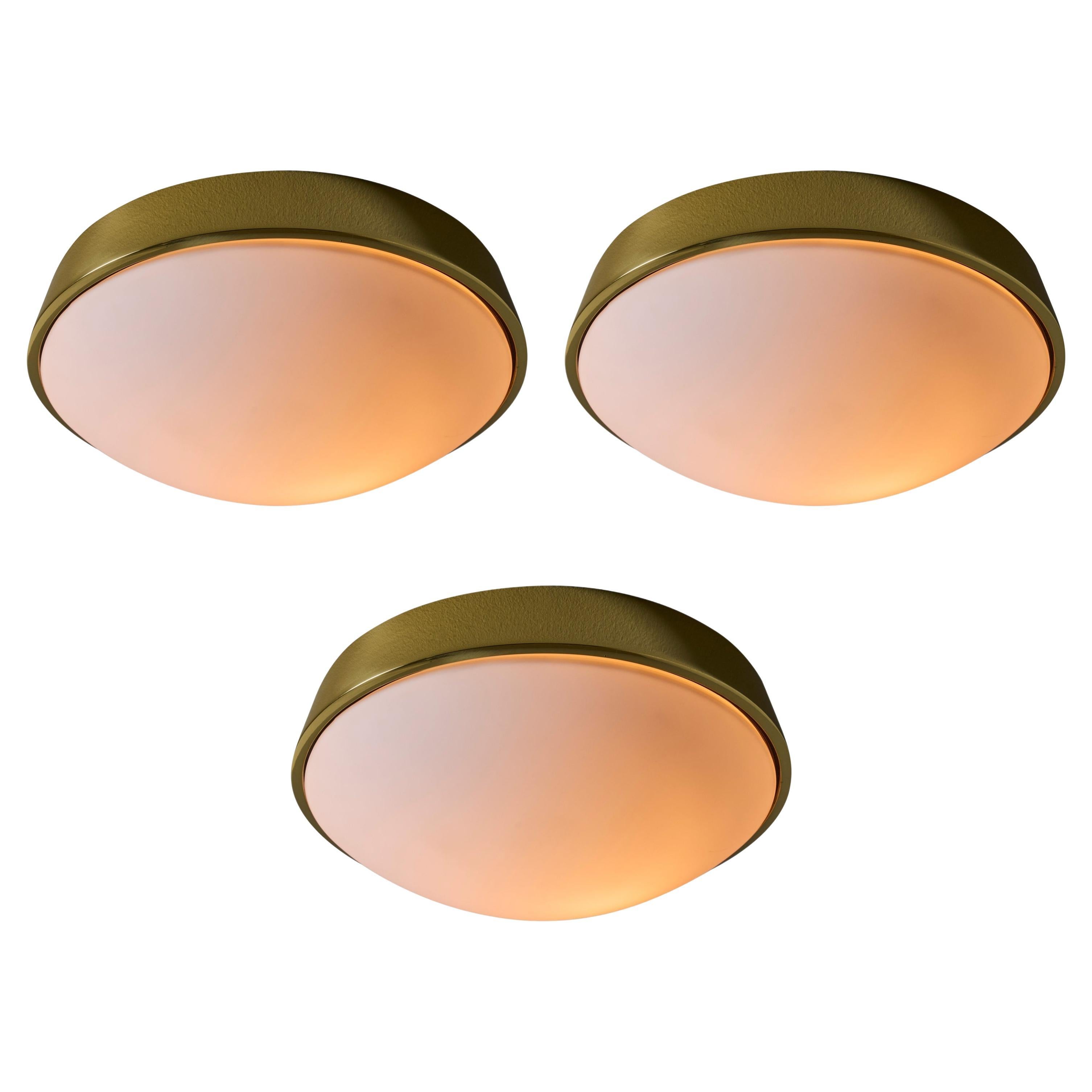 Empotrable de latón y cristal opalino Glashütte Limburg a la manera de Stilnovo en venta