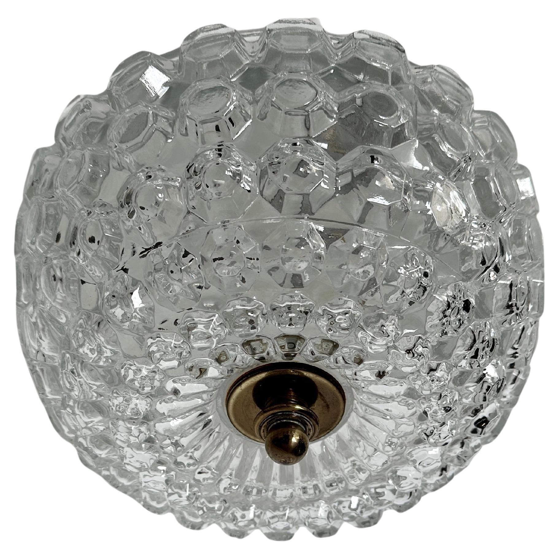 Paire de plafonniers encastrés Limburg de Glashutte.
Conçue et fabriquée en Allemagne, années 1960
Verre, laiton.
Prenez 1 bulbe de base moyen chacun.
Le prix est fixé par paire.
Câblage US GRATUIT sur demande.
Expédition GRATUITE sur le continent