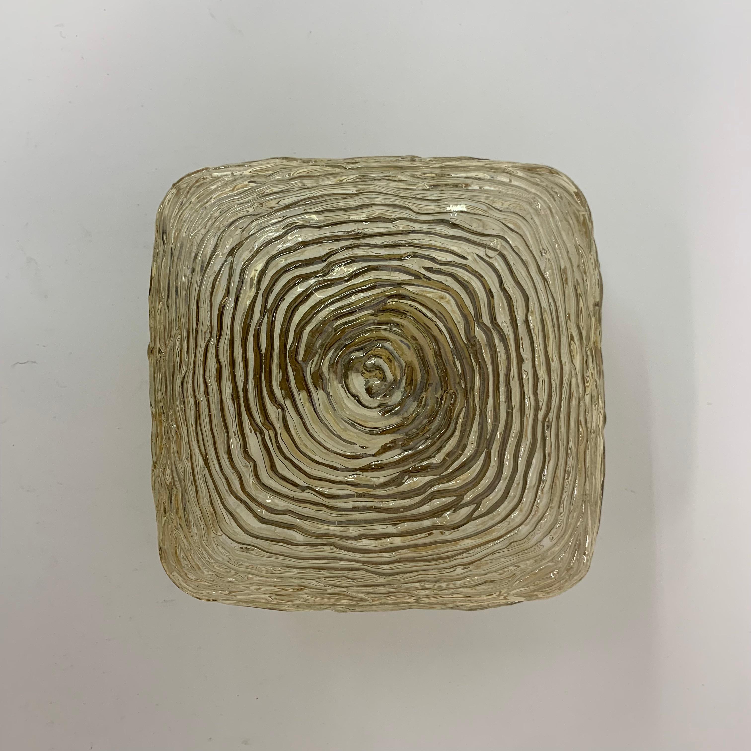 Dimensiones: 19 cm ancho, 19 cm fondo, 11 cm alto
Condición: Bien
Material: Vidrio, metal
Periodo: 1970's.