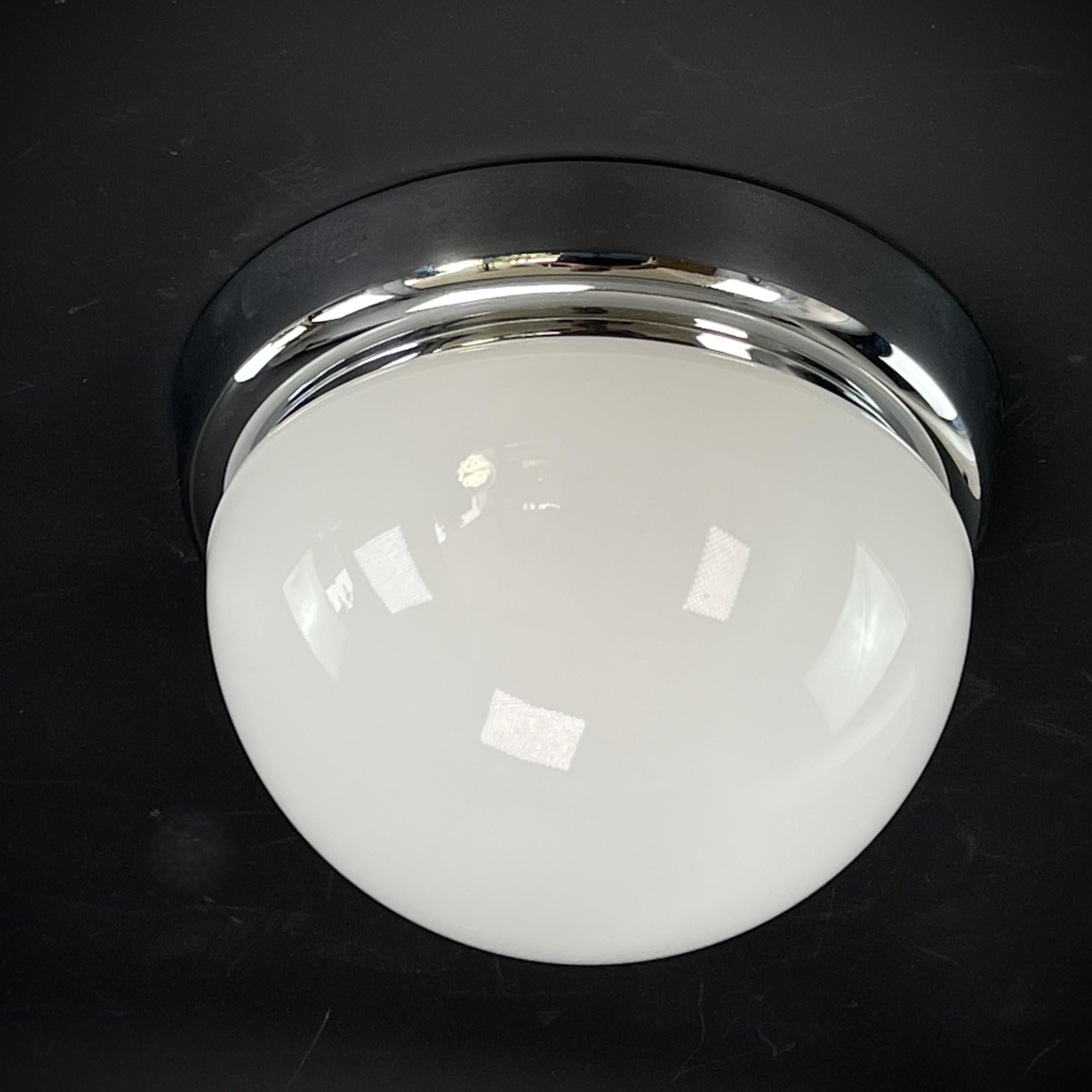 Glashütte Limburg Lampe Deckenleuchte Plafoniere, 70er Jahre

Diese schöne und seltene Lampe ist ein echter Designklassiker aus den 60er/70er Jahren. Diese Leuchte mit ihrem außergewöhnlichen Design ist ein Highlight für jedes Lounge-Interieur aus