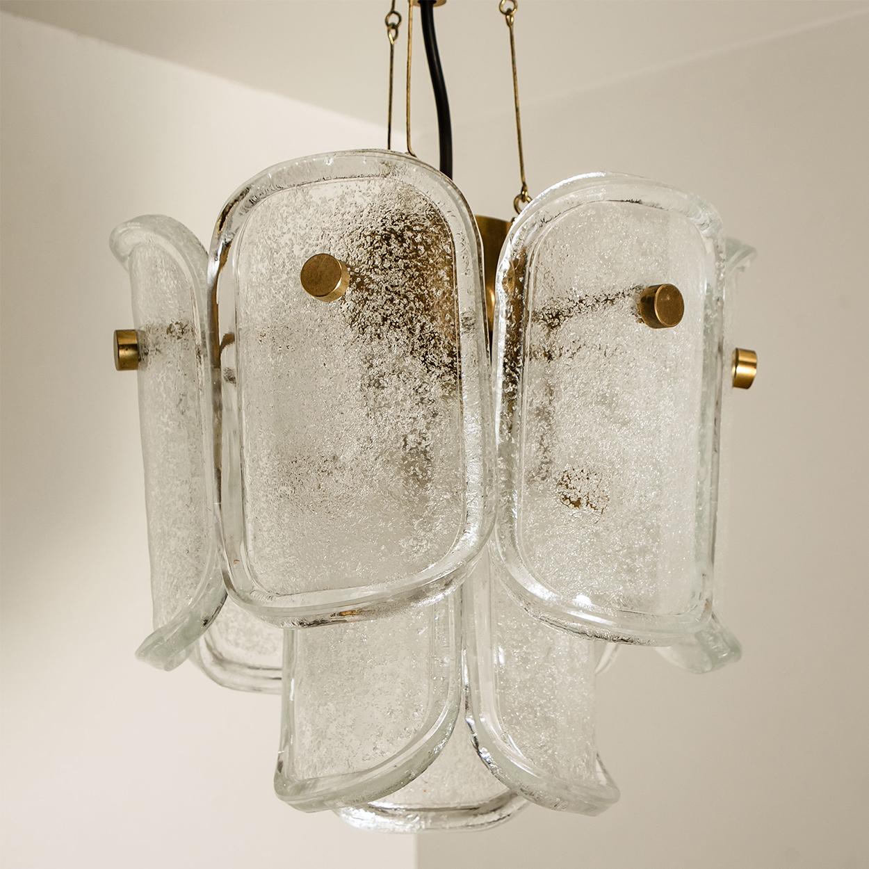 Lampada a sospensione Glashütte Limburg Gußkristall di Glashütte Limburg realizzata con barre e tubi in ottone lucido. Nove dischi ovali curvi in cristallo fuso a bolla (Pulegoso) con viti ornamentali in ottone.
Tre catene in ottone intrecciate.