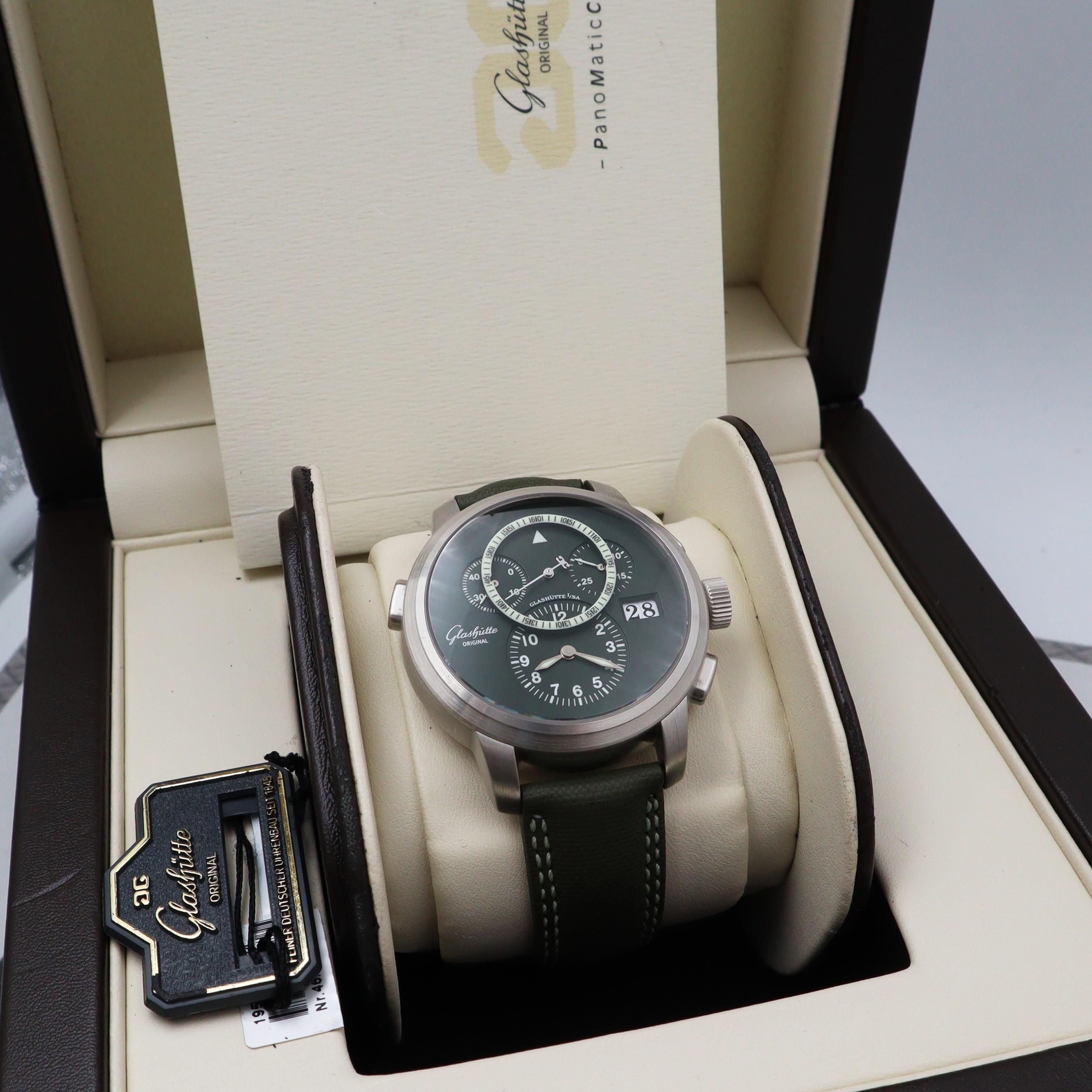 Glashütte Original Pano Navigator Platinum Green Dial Men Watch 1-95-01-07-14-04 In New Condition In New York, NY