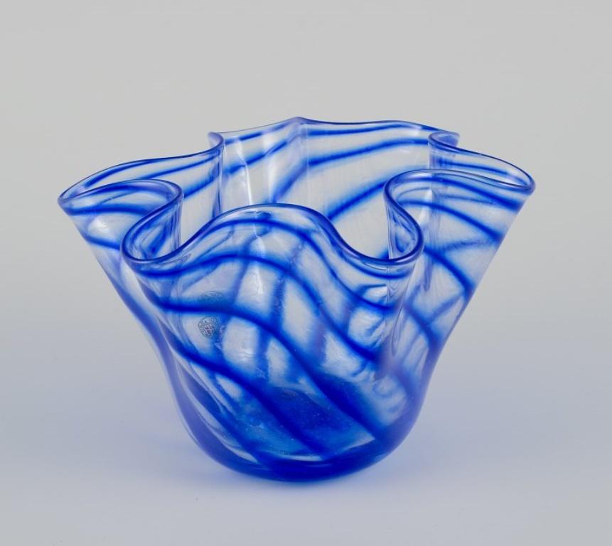 Glashytten, Nykøbing Sjælland, Dänemark
Schale, Vase und Krug aus mundgeblasenem Kunstglas. Blaue Farbtöne.
1980s.
Perfekter Zustand.
Gewellte Vase: T 14,0 cm x H 9,5 cm.