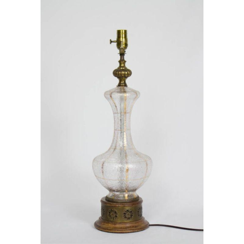 Lampe de table en verre des années 70 avec accents dorés et base en bois Excellent état - En vente à Canton, MA